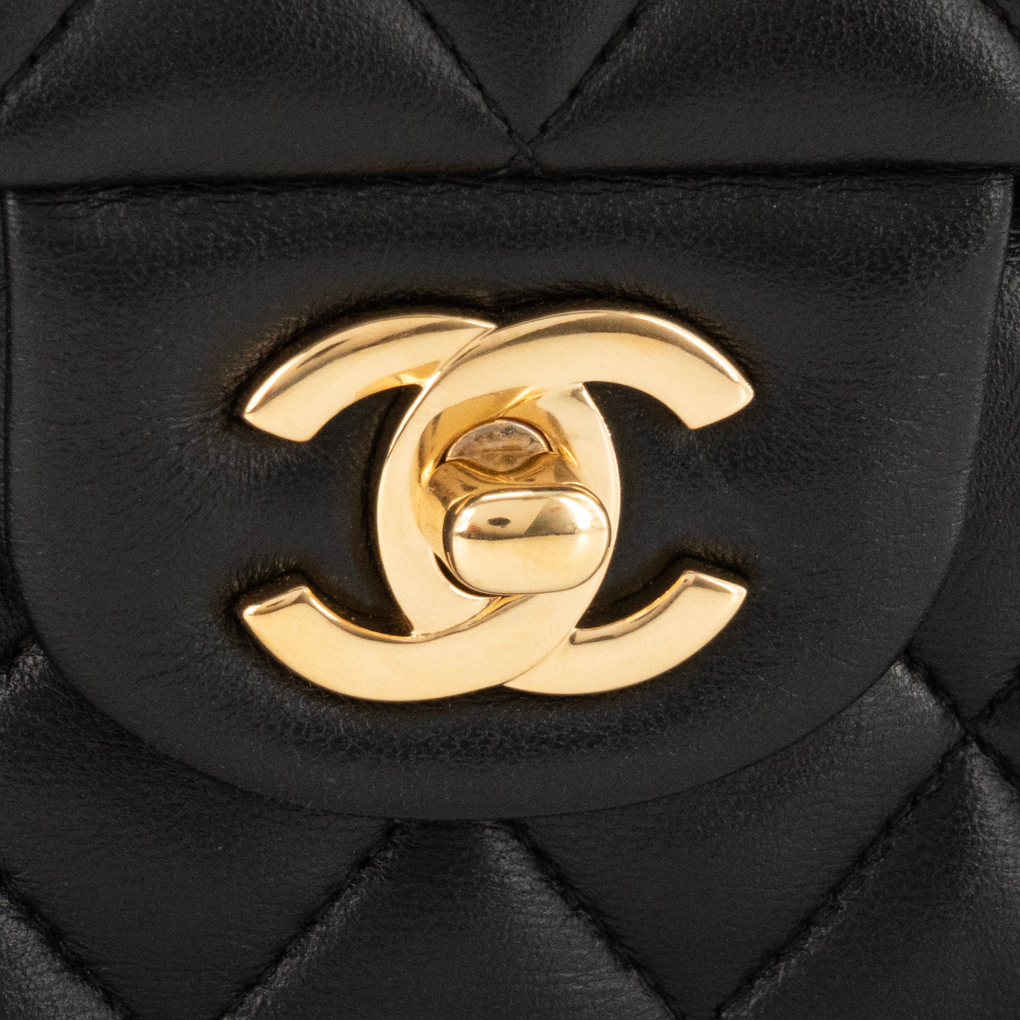 CHANEL - Sac à main Classique/Timeless small Chanel en cuir lisse noir