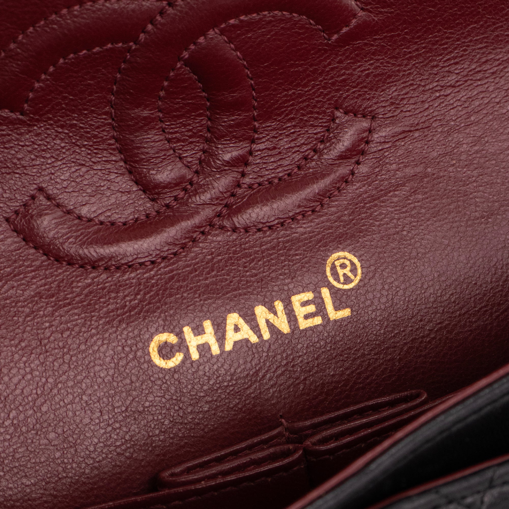 CHANEL - Sac à main Classique/Timeless small Chanel en cuir lisse noir vintage