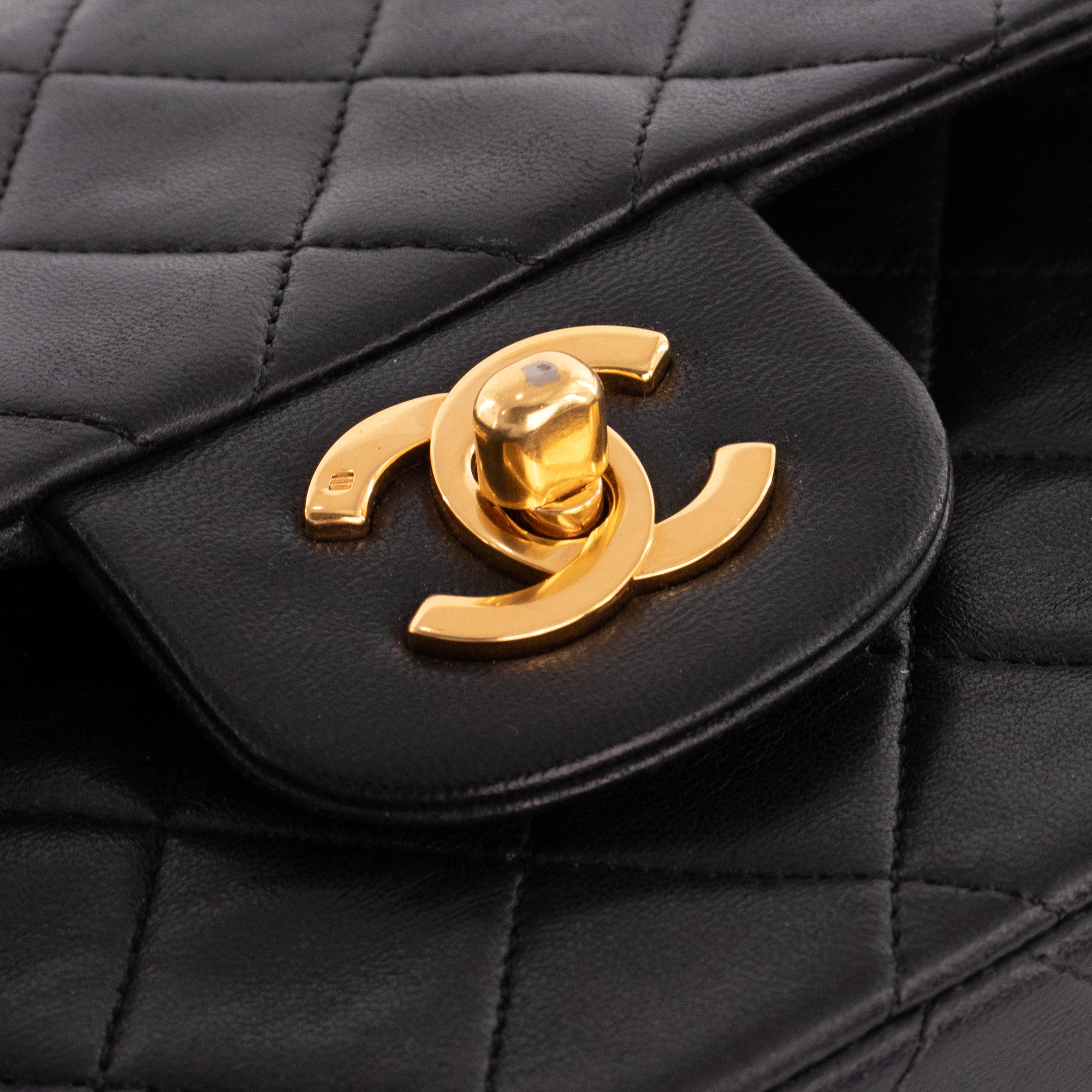 CHANEL - Sac à main Classique/Timeless small Chanel en cuir lisse noir vintage