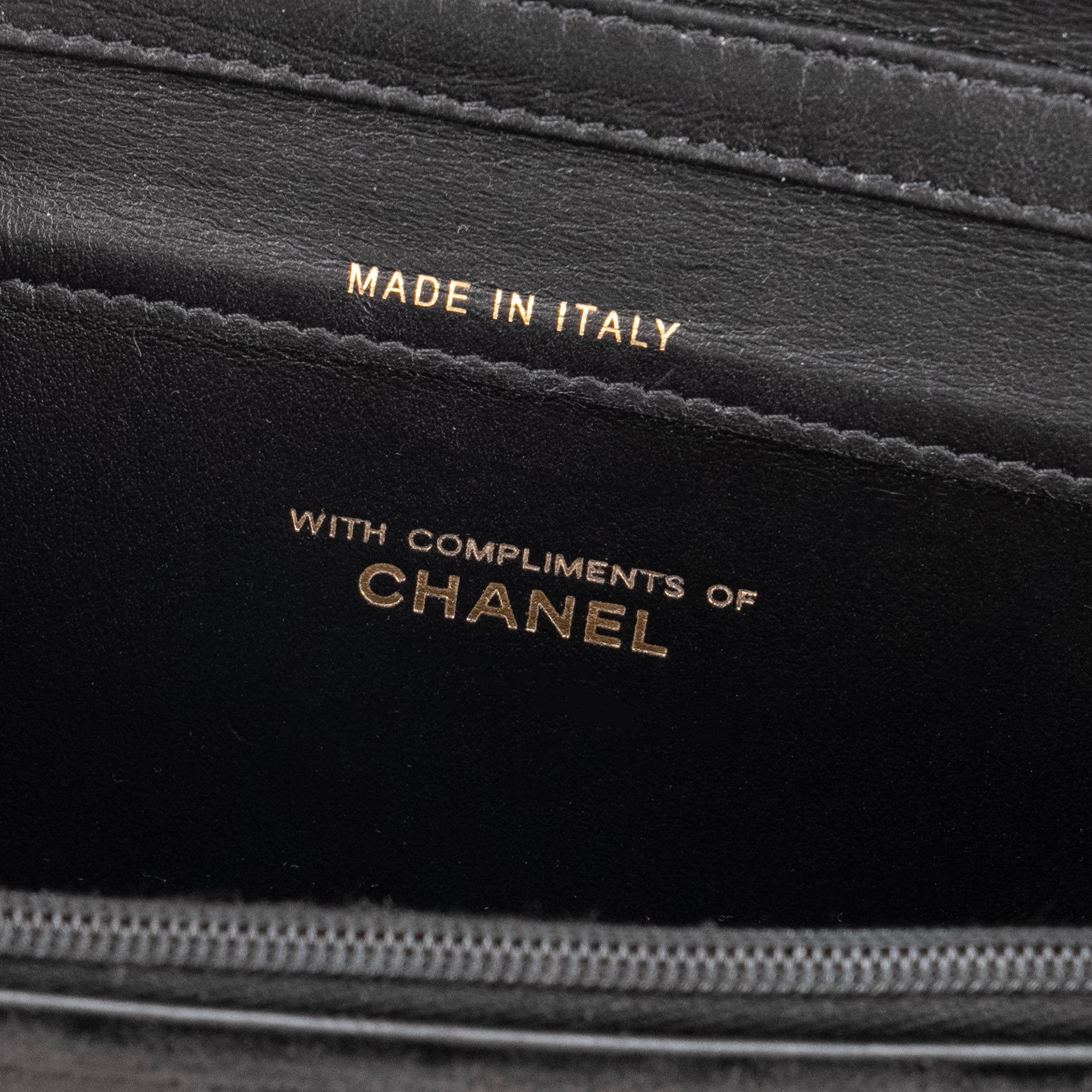 CHANEL - Sac à main East West Chanel en velours noir
