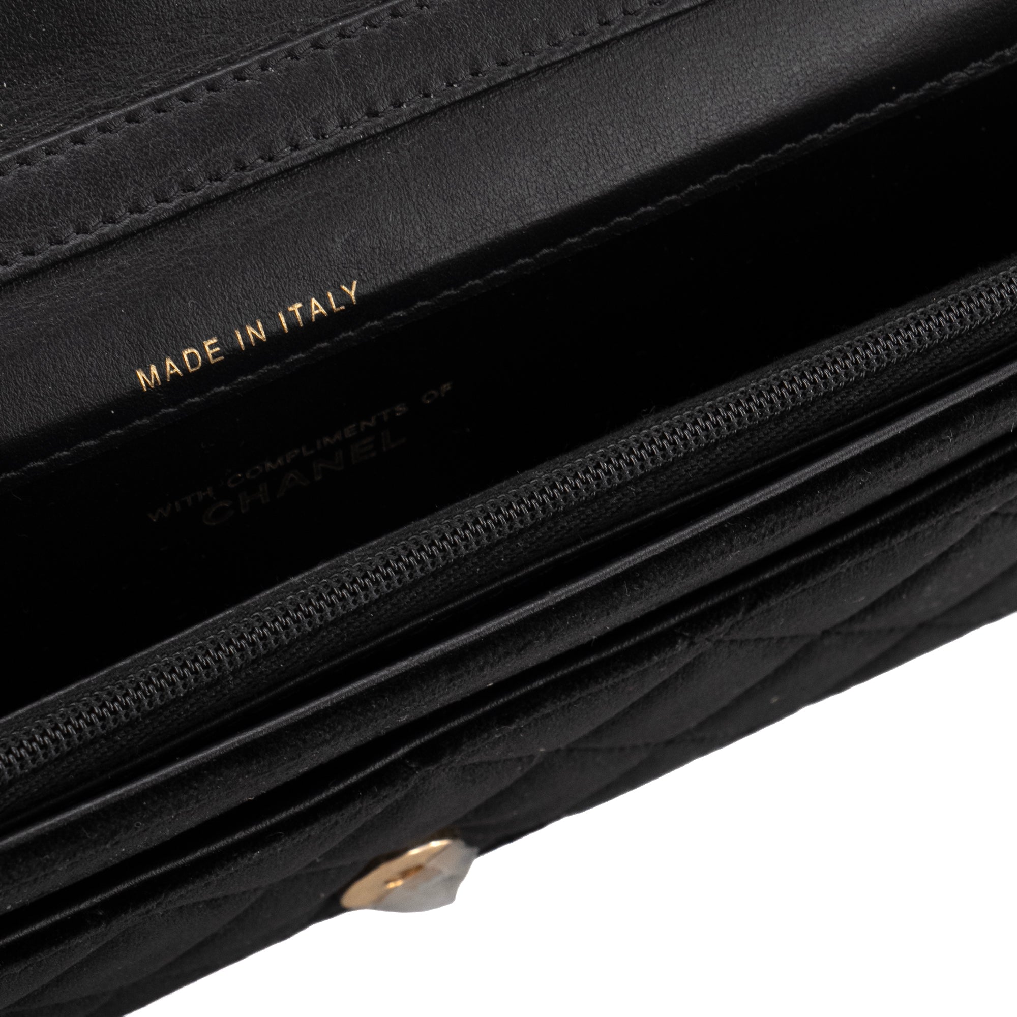 CHANEL - Sac à main East West Chanel en velours noir