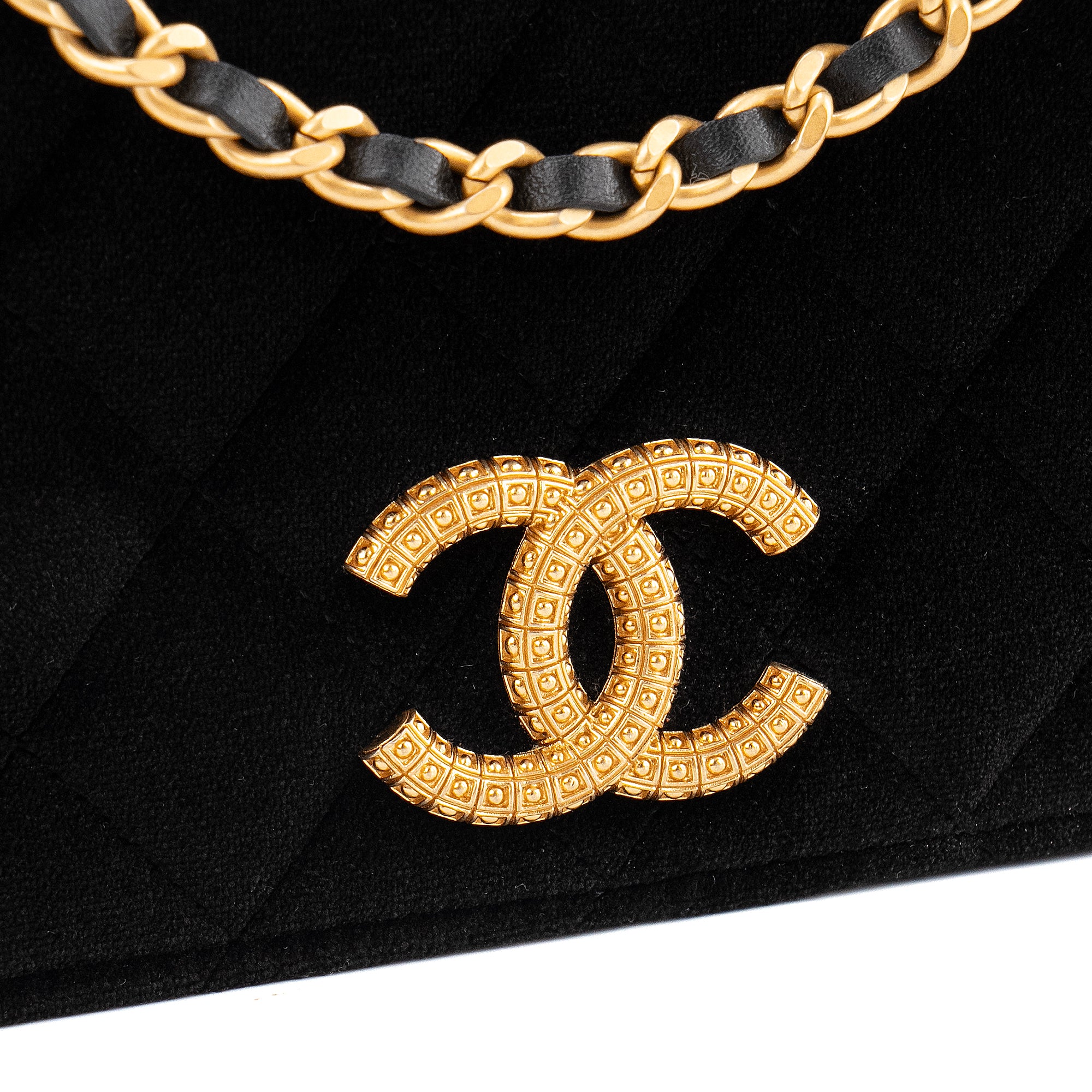 CHANEL - Sac à main East West Chanel en velours noir