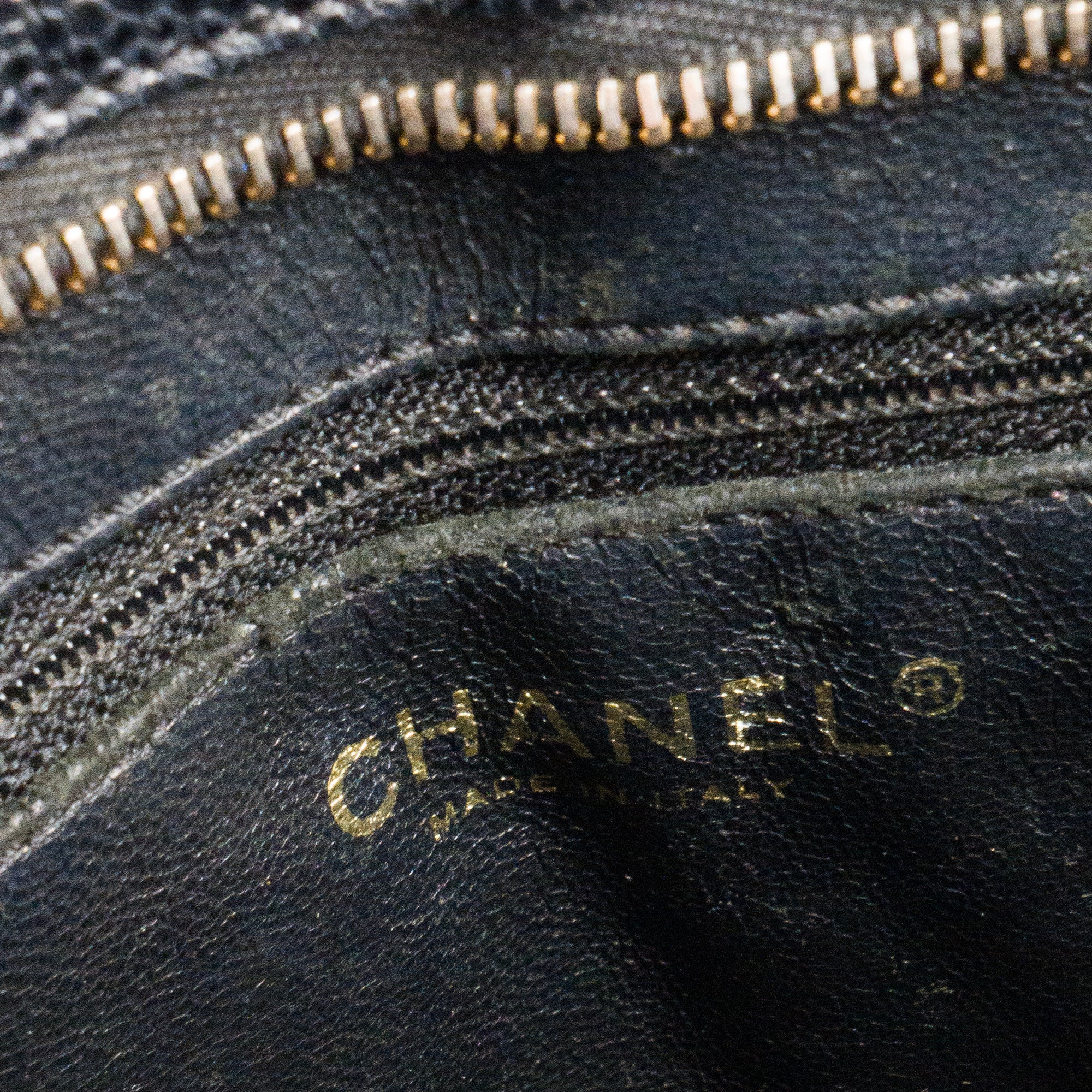 CHANEL - Sac à main Medaillon Chanel en cuir caviar noir