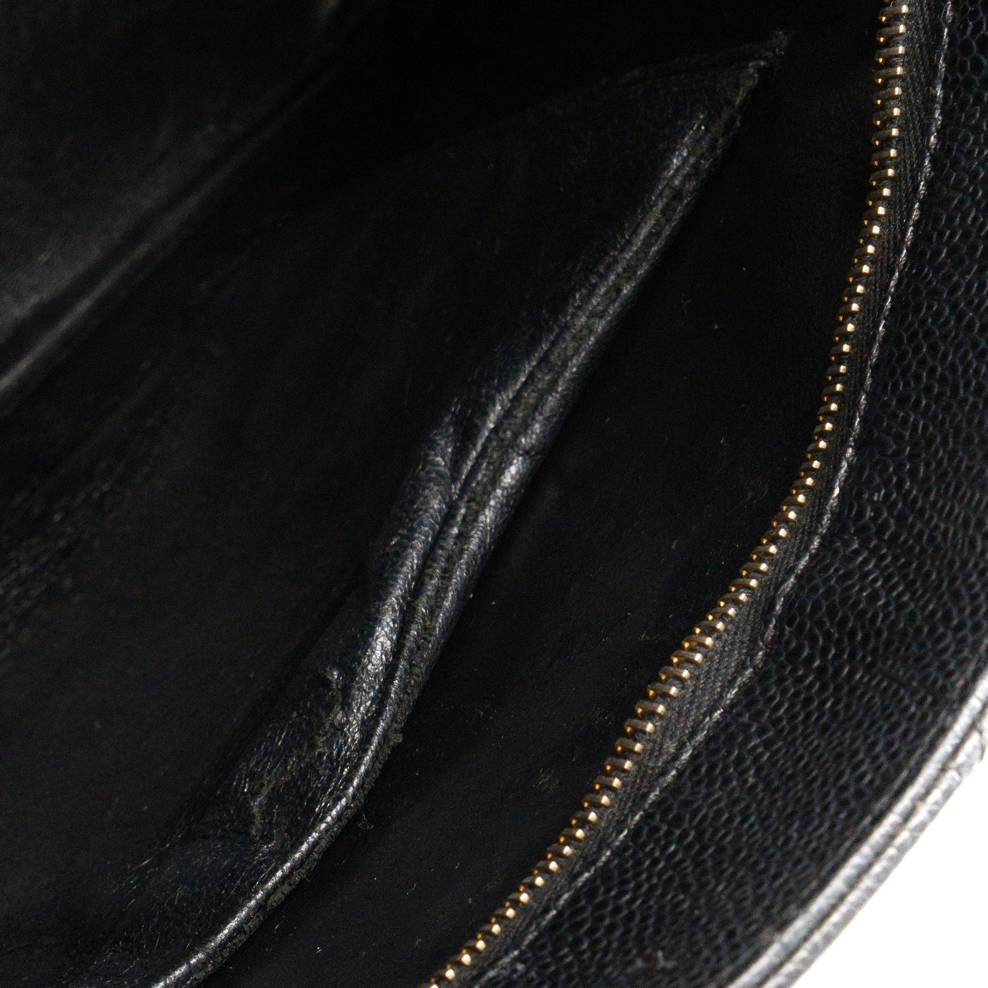 CHANEL - Sac à main Medaillon Chanel en cuir caviar noir