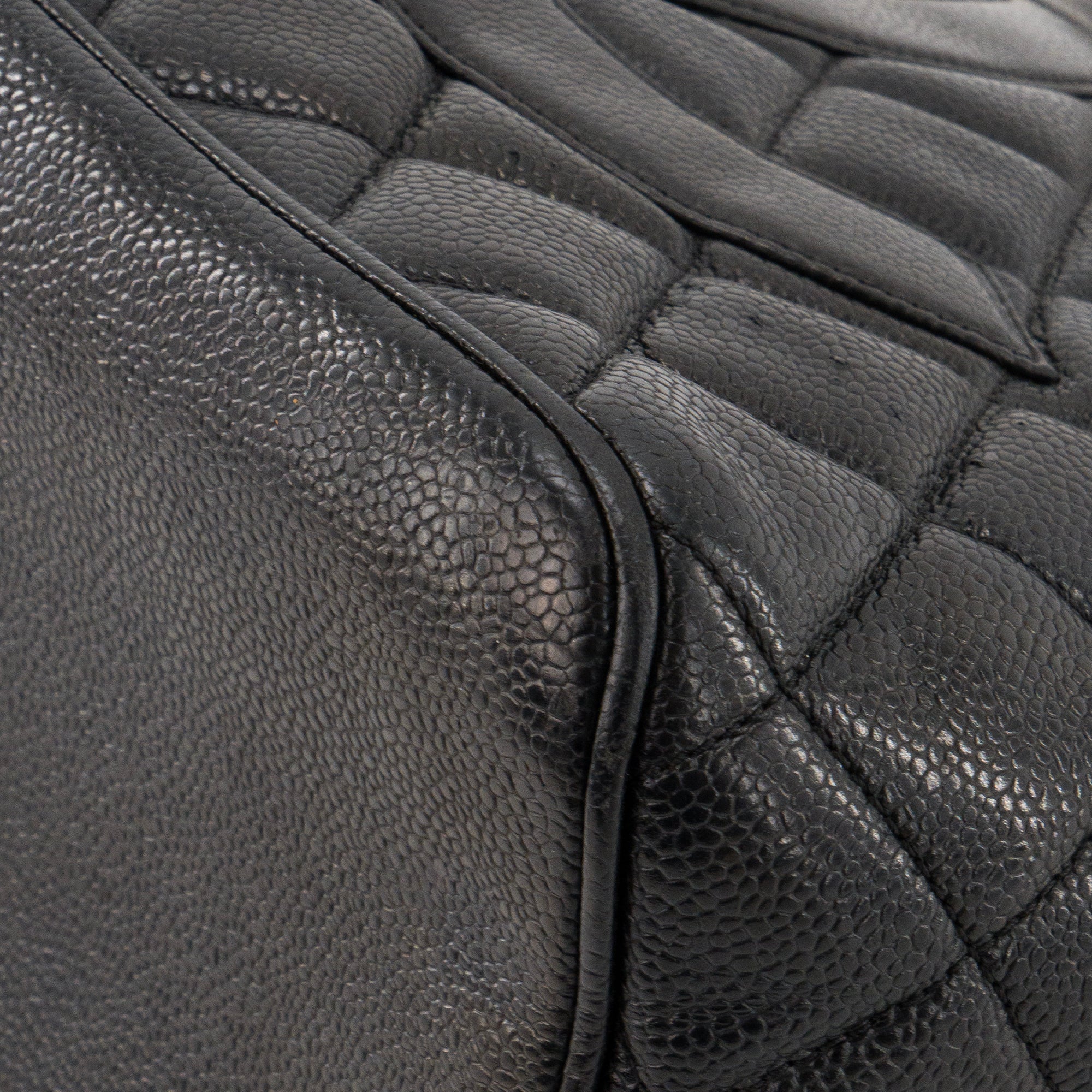CHANEL - Sac à main Medaillon Chanel en cuir caviar noir