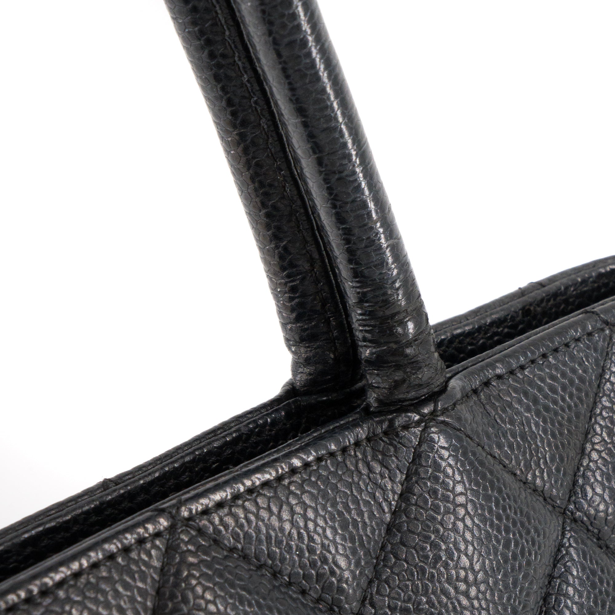 CHANEL - Sac à main Medaillon Chanel en cuir caviar noir