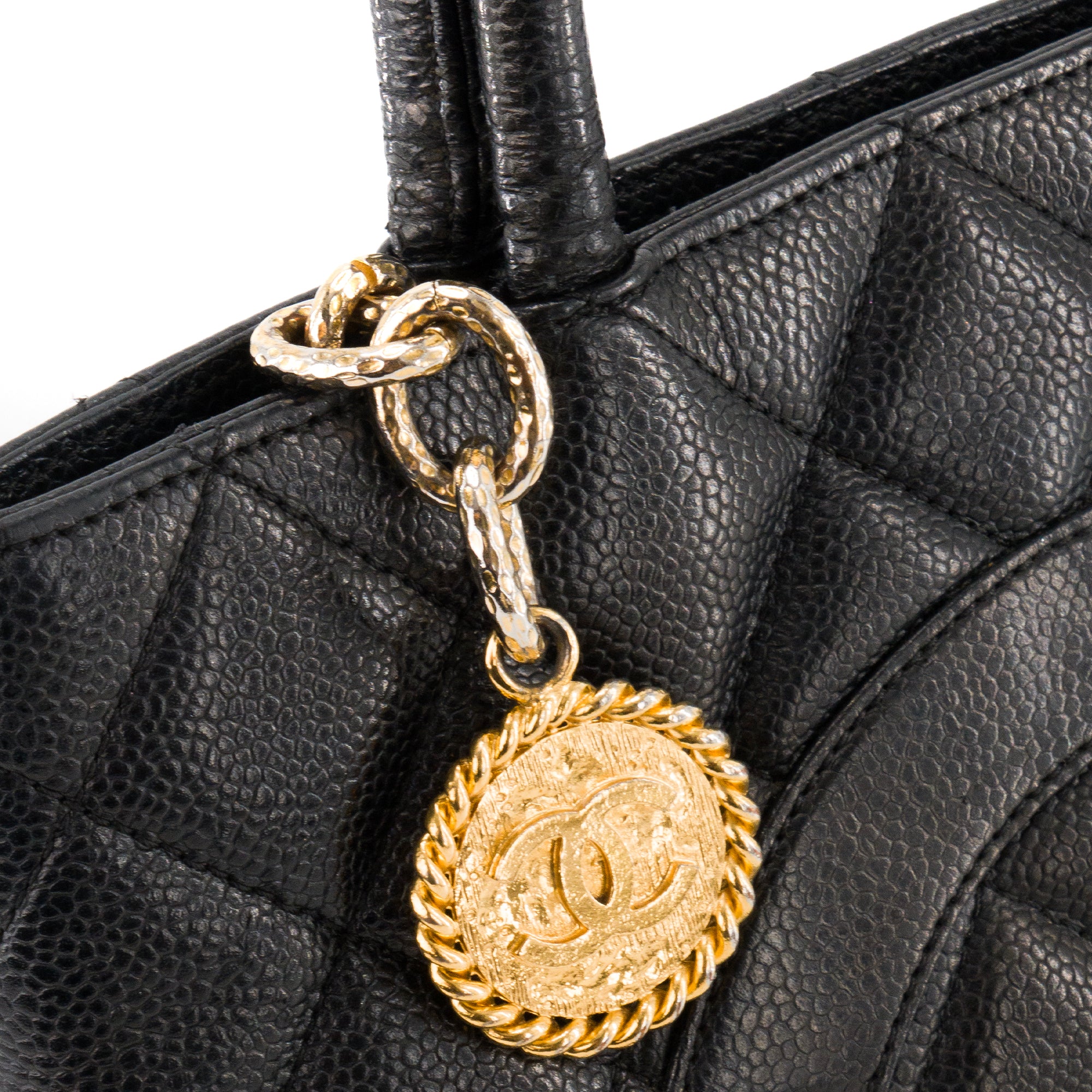 CHANEL - Sac à main Medaillon Chanel en cuir caviar noir