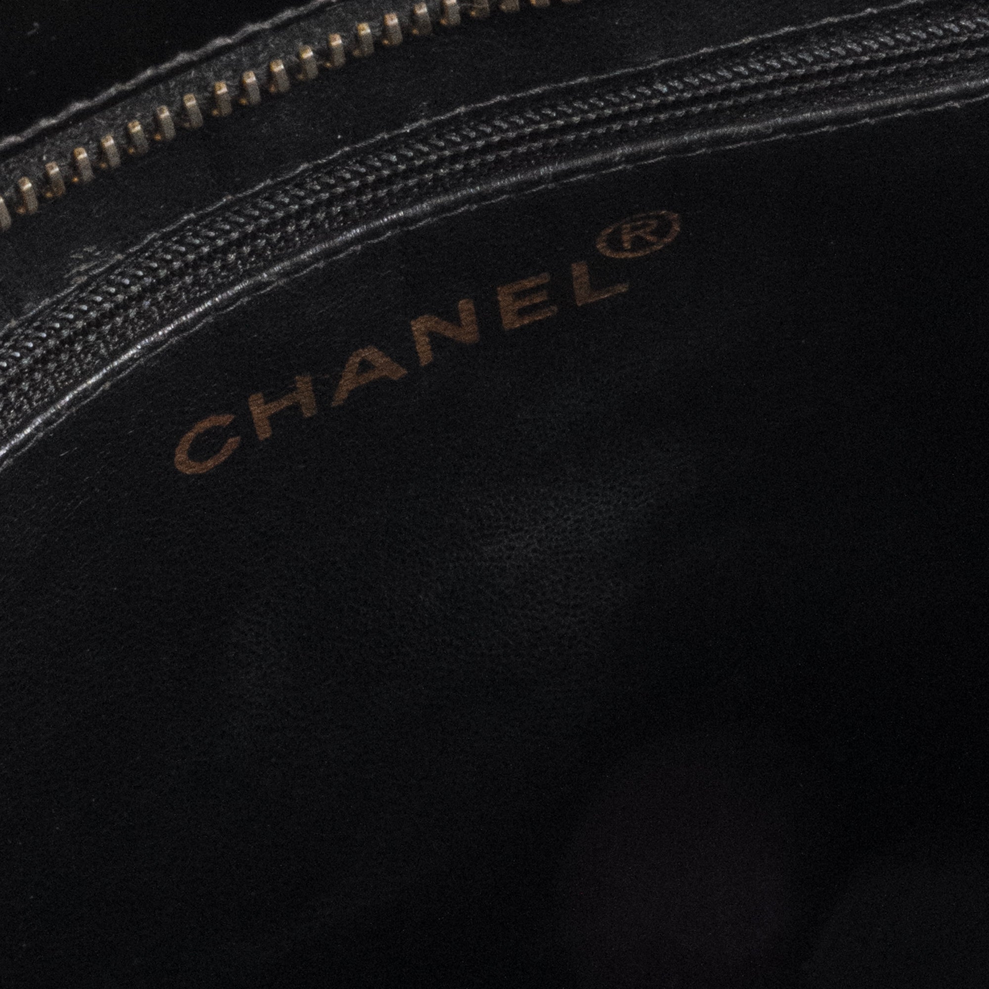 CHANEL - Sac à main Medaillon Chanel en cuir verni noir vintage