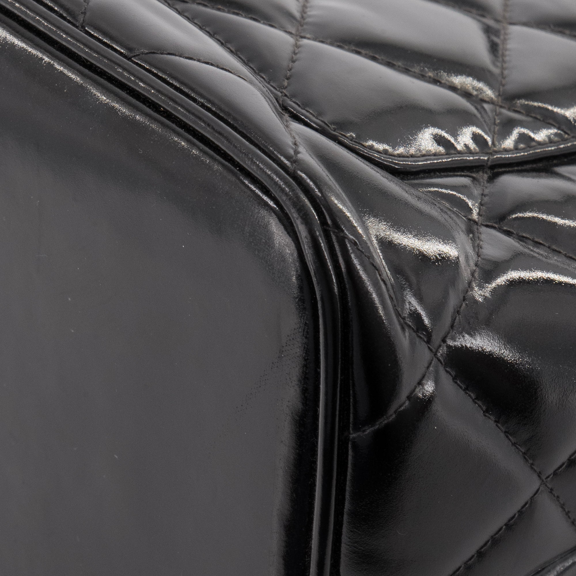 CHANEL - Sac à main Medaillon Chanel en cuir verni noir vintage