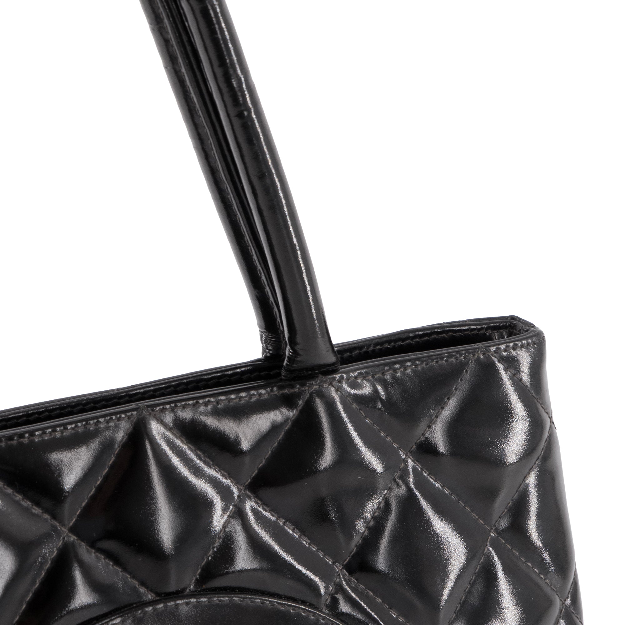 CHANEL - Sac à main Medaillon Chanel en cuir verni noir vintage