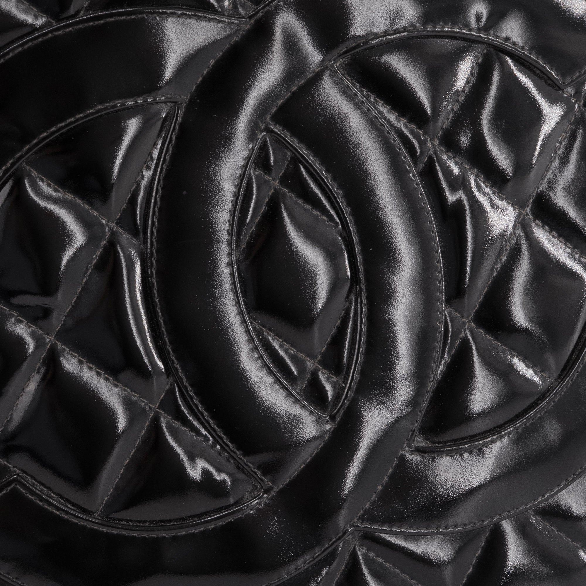 CHANEL - Sac à main Medaillon Chanel en cuir verni noir vintage