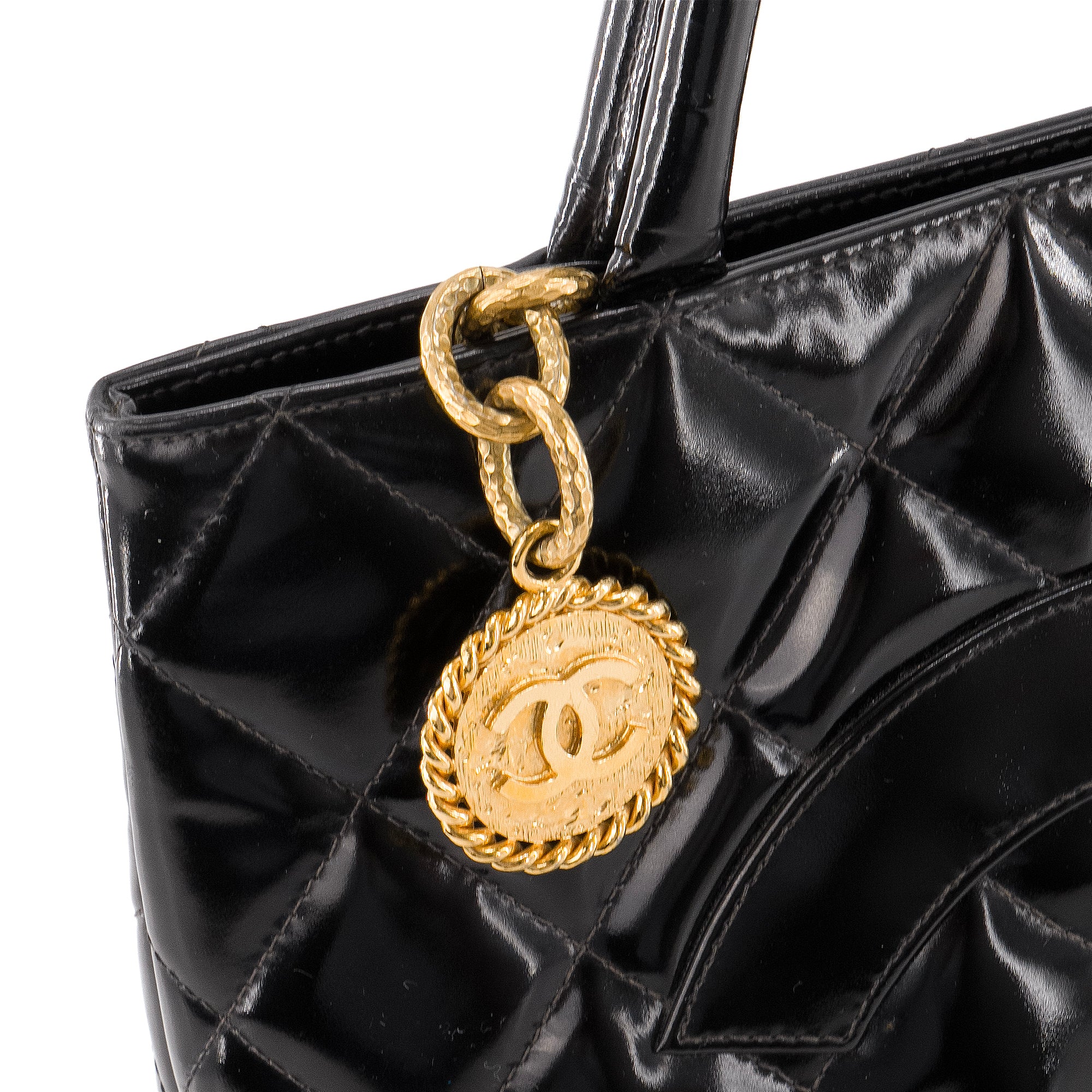 CHANEL - Sac à main Medaillon Chanel en cuir verni noir vintage