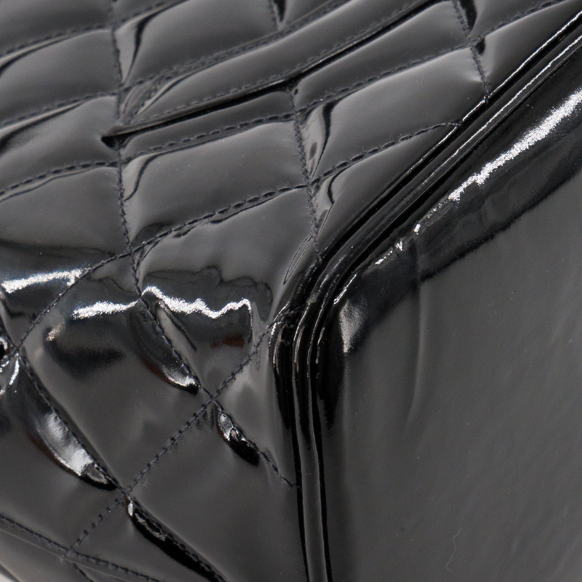 CHANEL - Sac à main Medaillon Chanel en cuir verni noir vintage