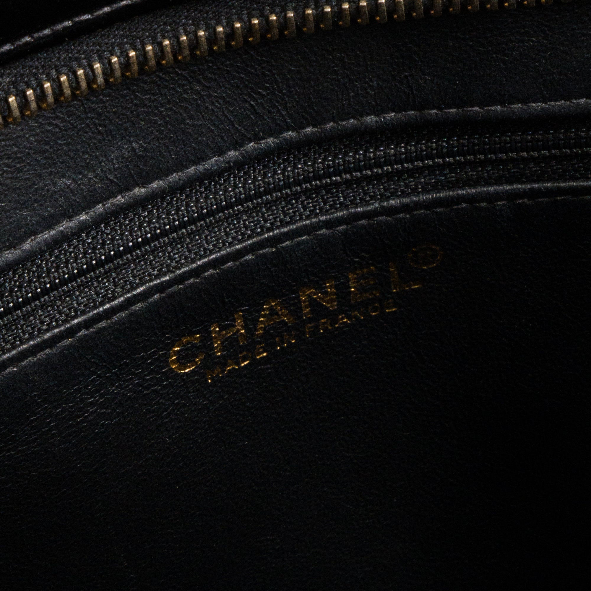 CHANEL - Sac à main Medaillon Chanel en cuir verni noir vintage