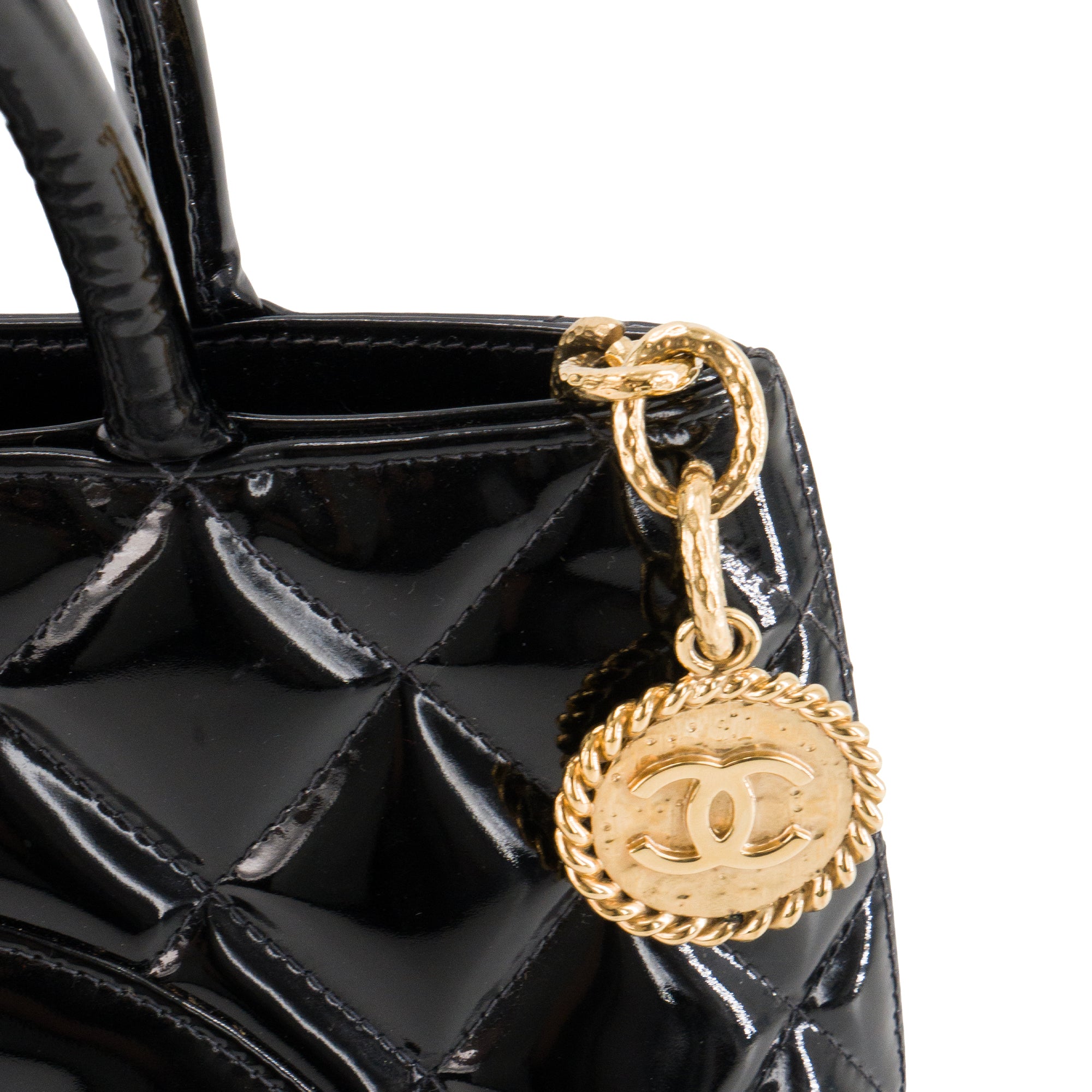 CHANEL - Sac à main Medaillon Chanel en cuir verni noir vintage