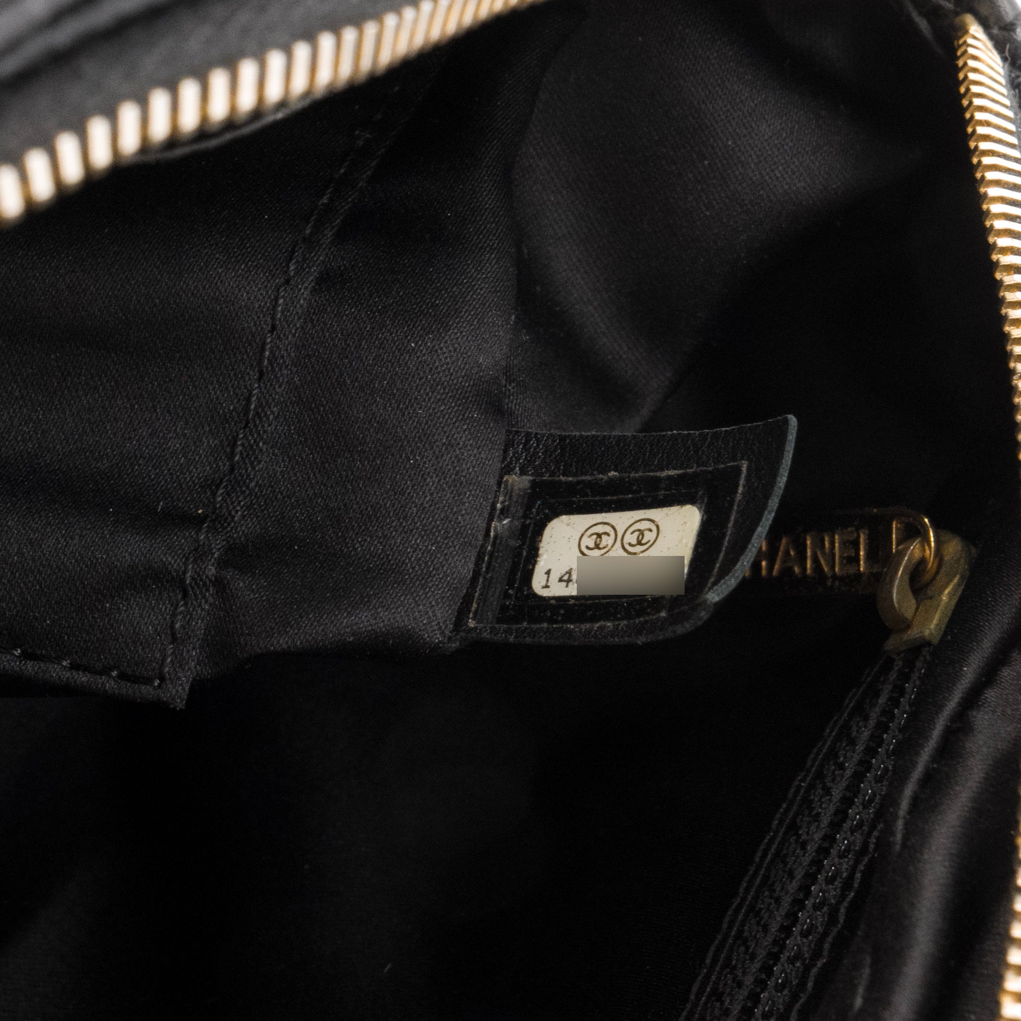 CHANEL - Sac à main Shopping PPT Chanel en cuir caviar noir