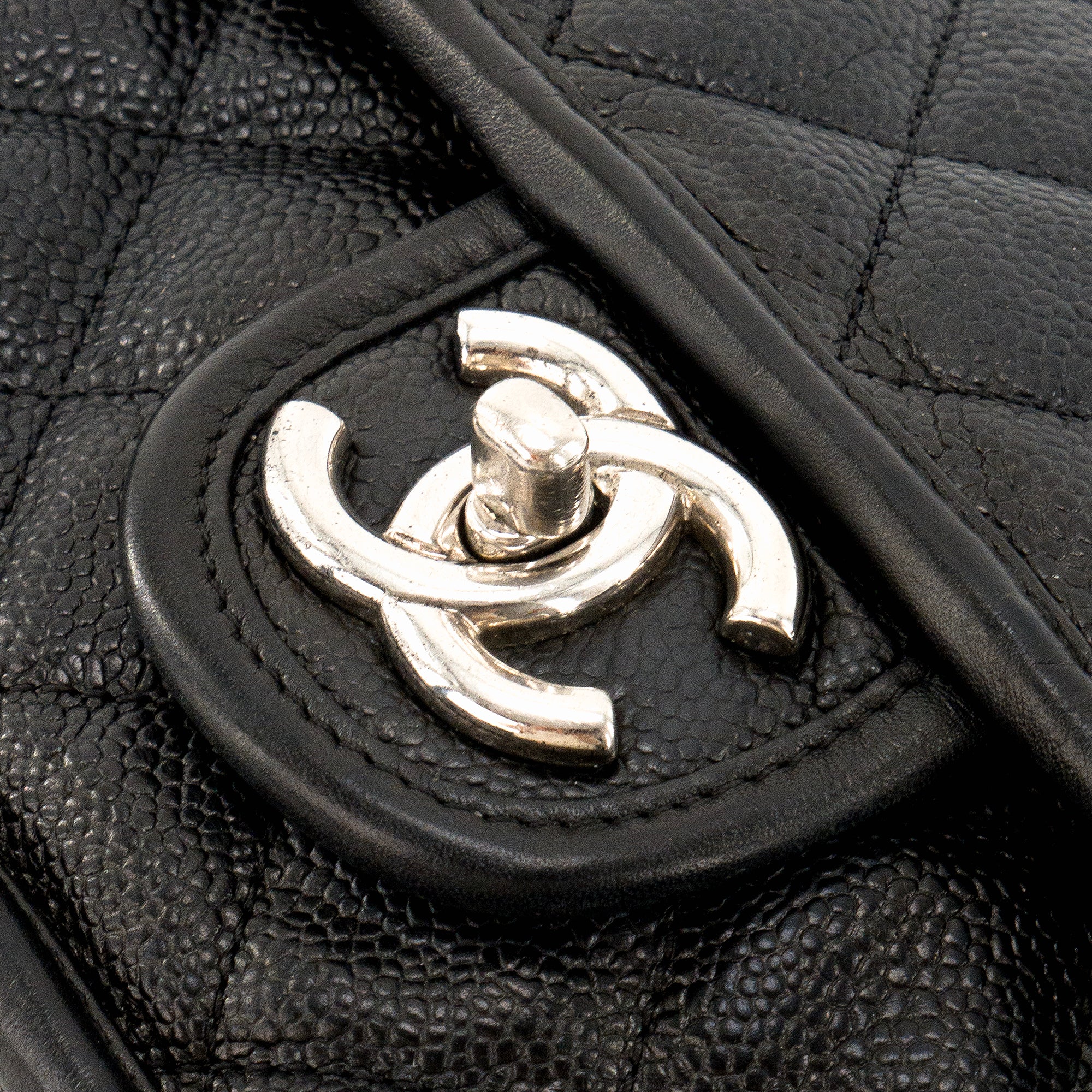 CHANEL - Sac à main Timeless French Riviera Chanel en cuir caviar noir
