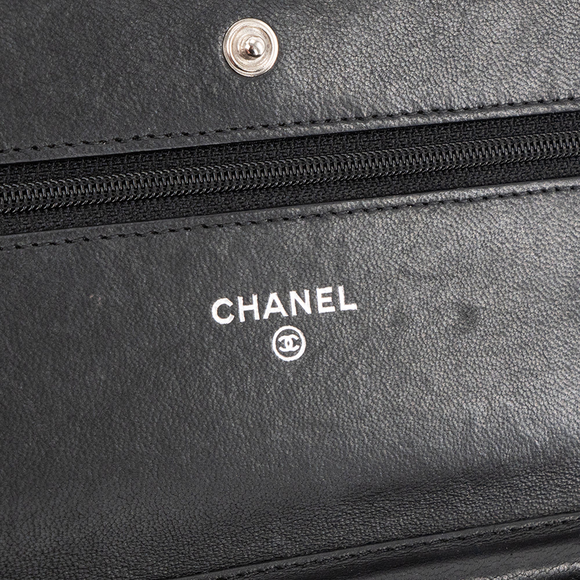 CHANEL - Sac à main Wallet on Chain Chanel en cuir lisse noir
