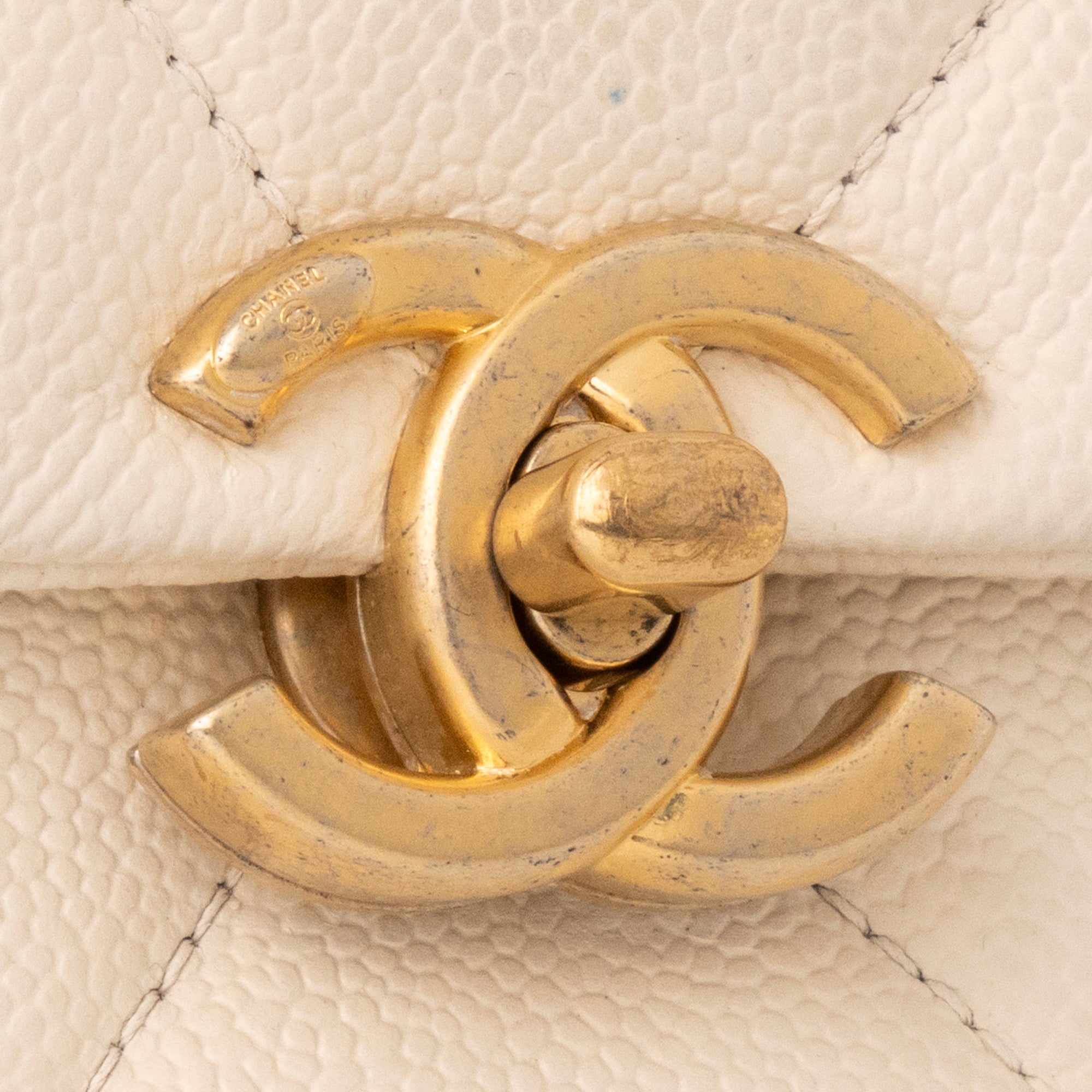 CHANEL - Sac à bandoulière Melody Flap Classique/Timeless Chanel en cuir caviar blanc