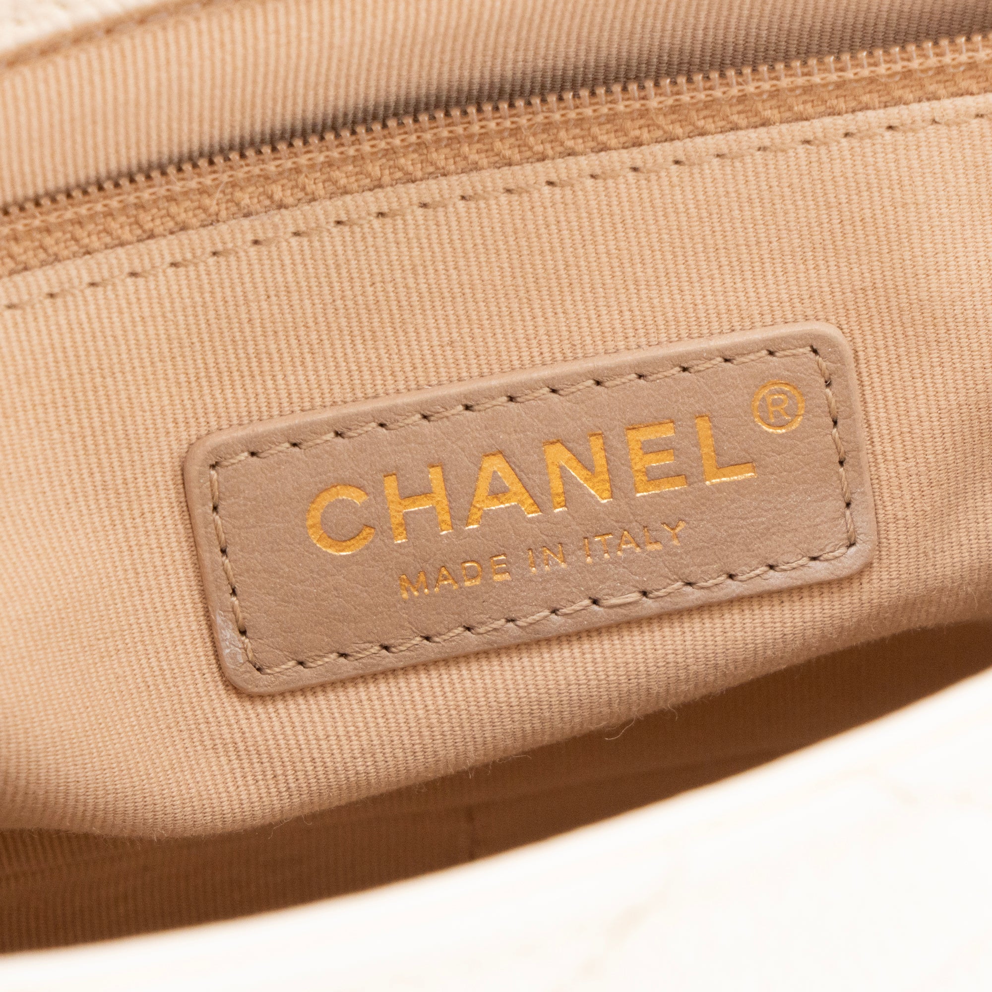 CHANEL - Sac à bandoulière Melody Flap Classique/Timeless Chanel en cuir caviar blanc