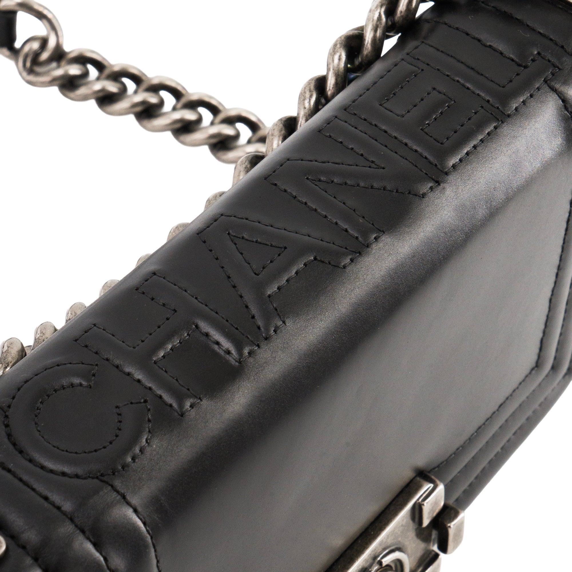 CHANEL - Sac à bandoulière Boy mini Chanel en cuir lisse noir