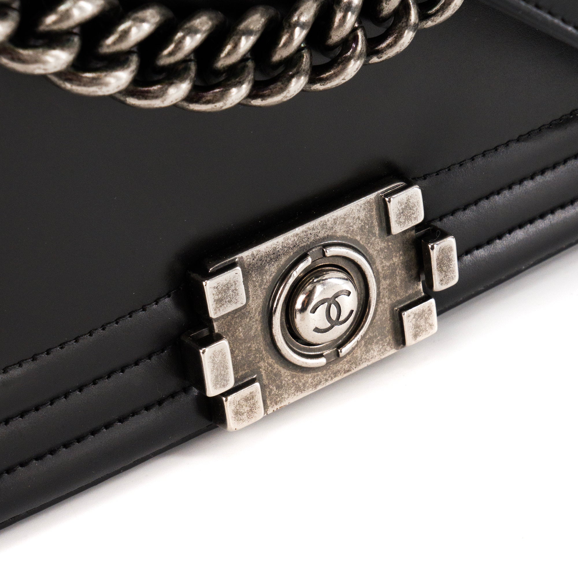 CHANEL - Sac à bandoulière Boy mini Chanel en cuir lisse noir