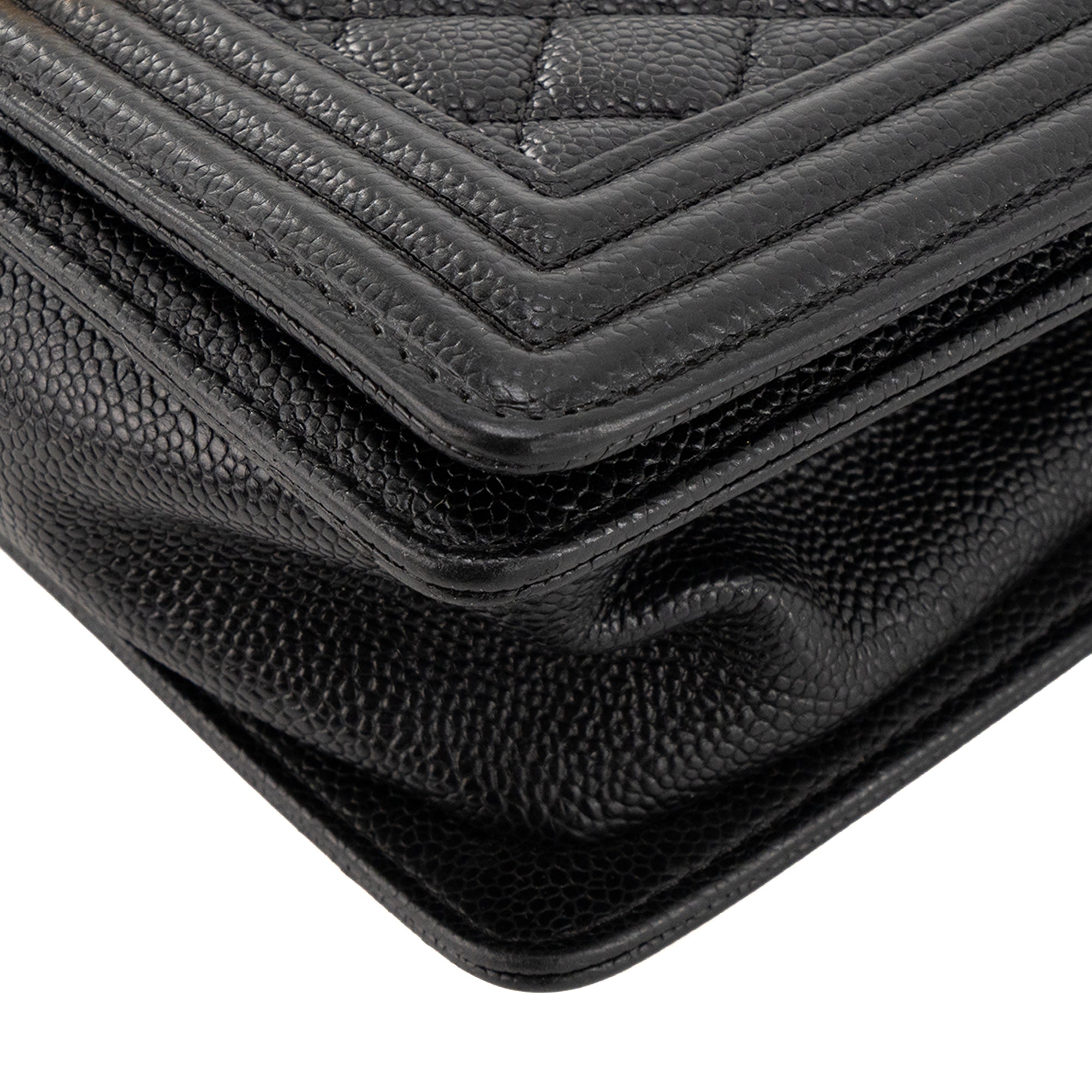 CHANEL - Sac à bandoulière Boy medium Chanel en cuir caviar noir