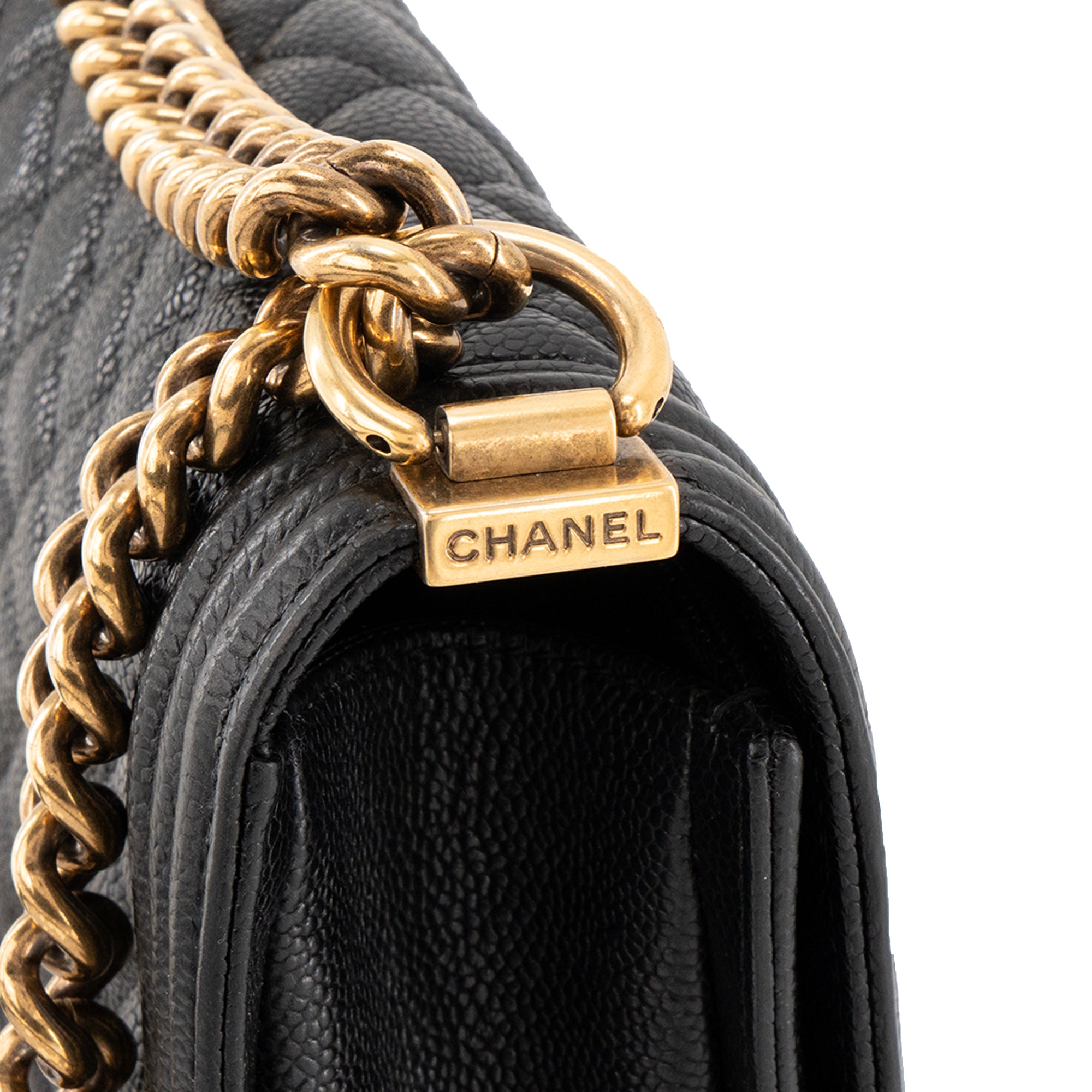 CHANEL - Sac à bandoulière Boy medium Chanel en cuir caviar noir