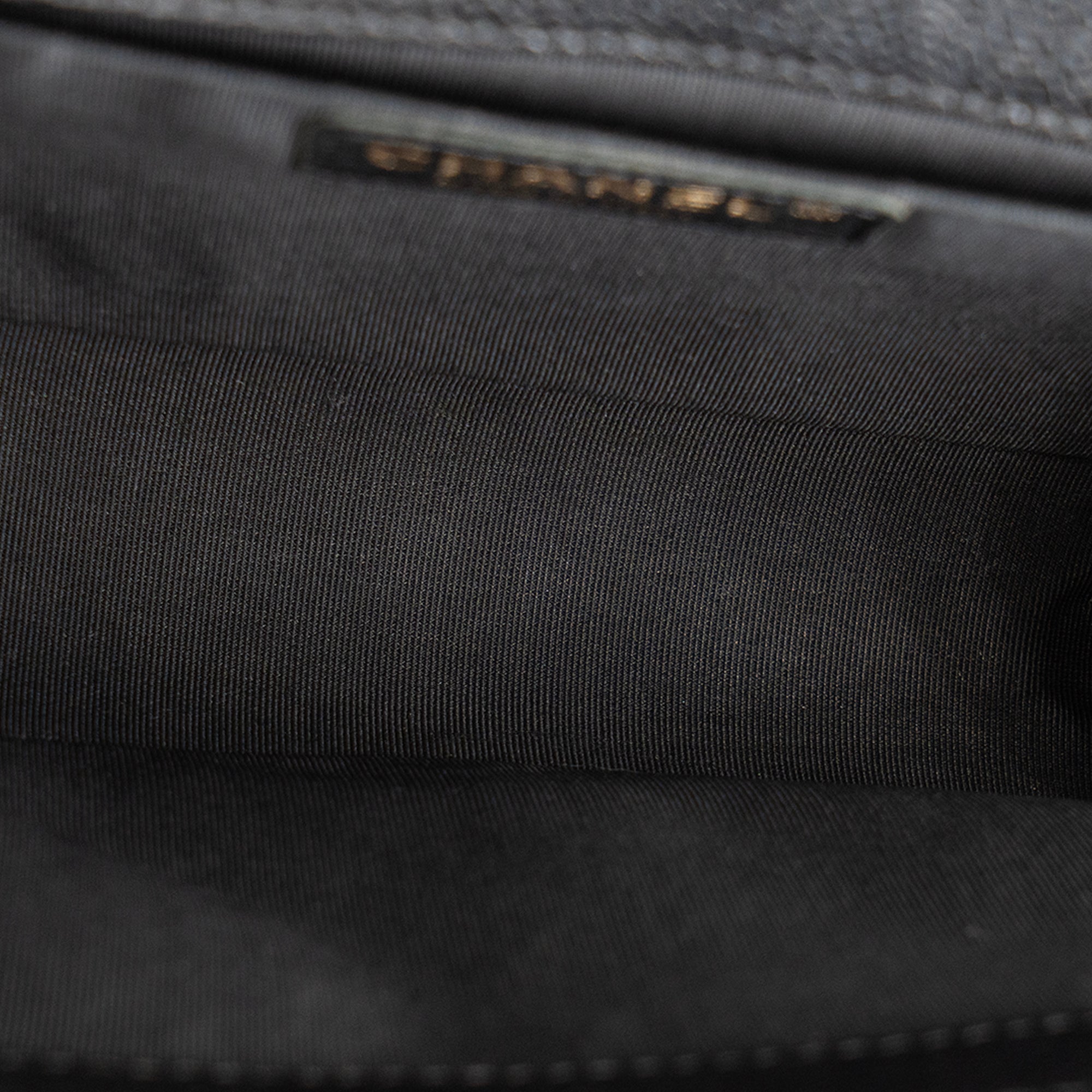 CHANEL - Sac à bandoulière Boy medium Chanel en cuir caviar noir