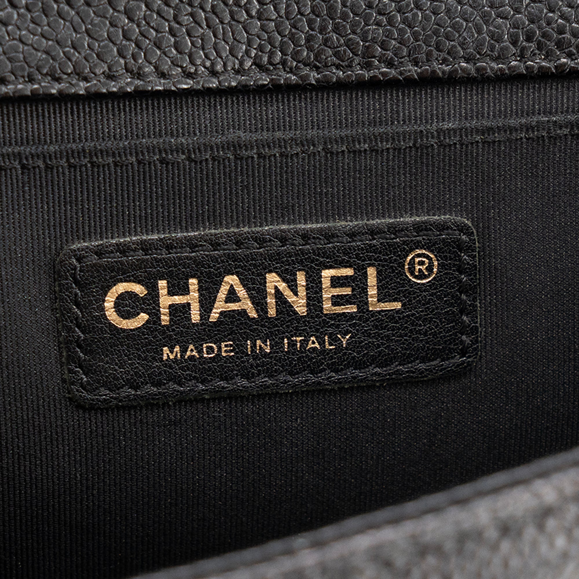 CHANEL - Sac à bandoulière Boy medium Chanel en cuir caviar noir