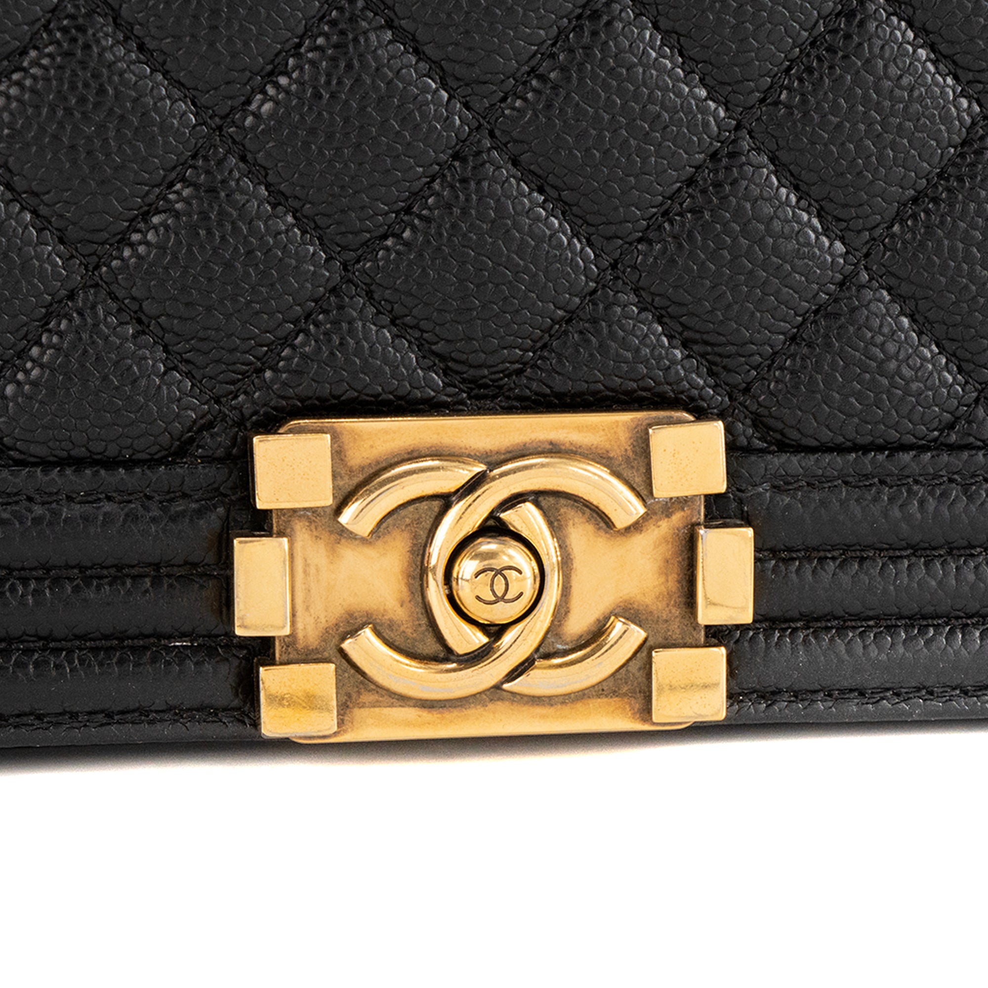 CHANEL - Sac à bandoulière Boy medium Chanel en cuir caviar noir