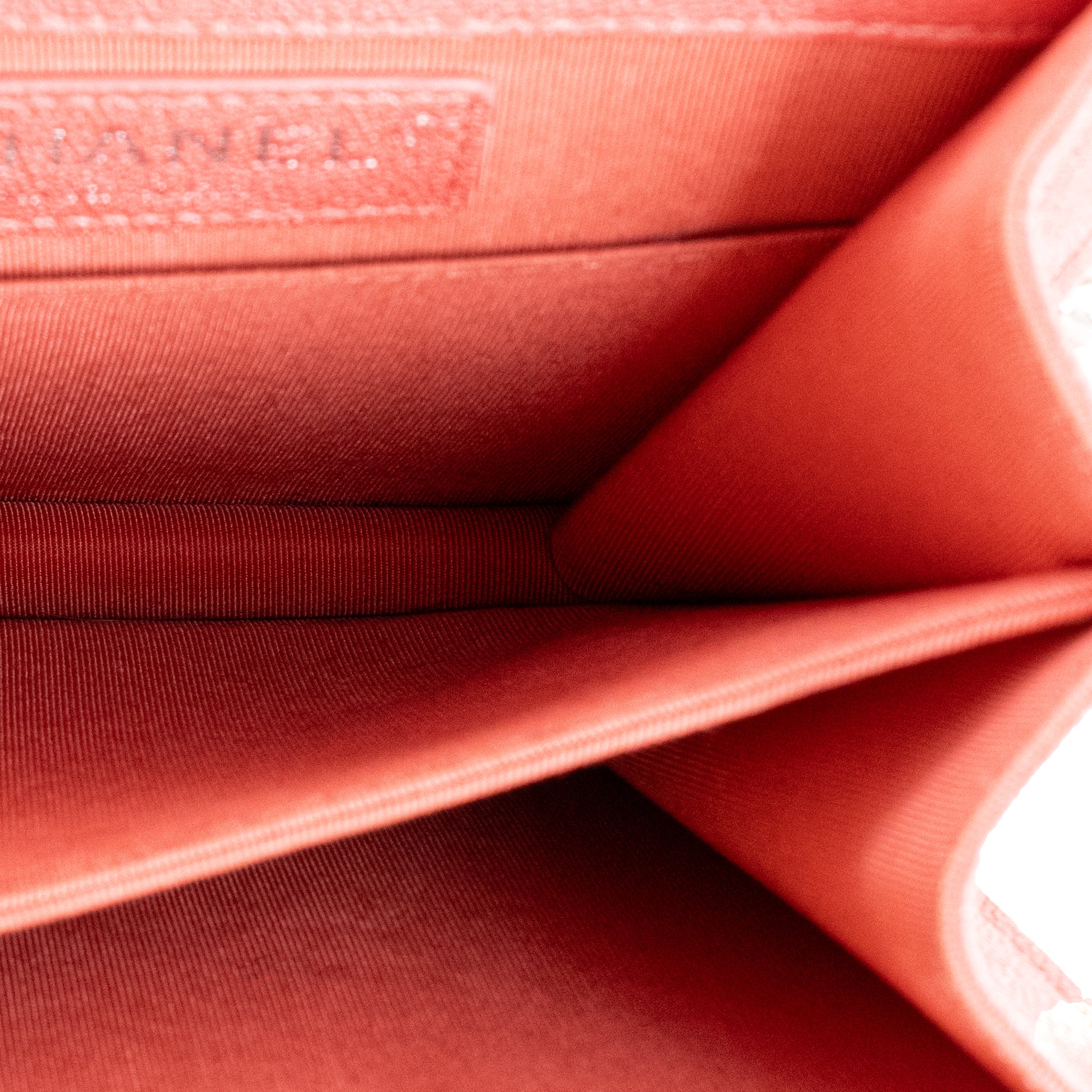 CHANEL - Sac à bandoulière North South Boy Chanel en cuir caviar rose irisé