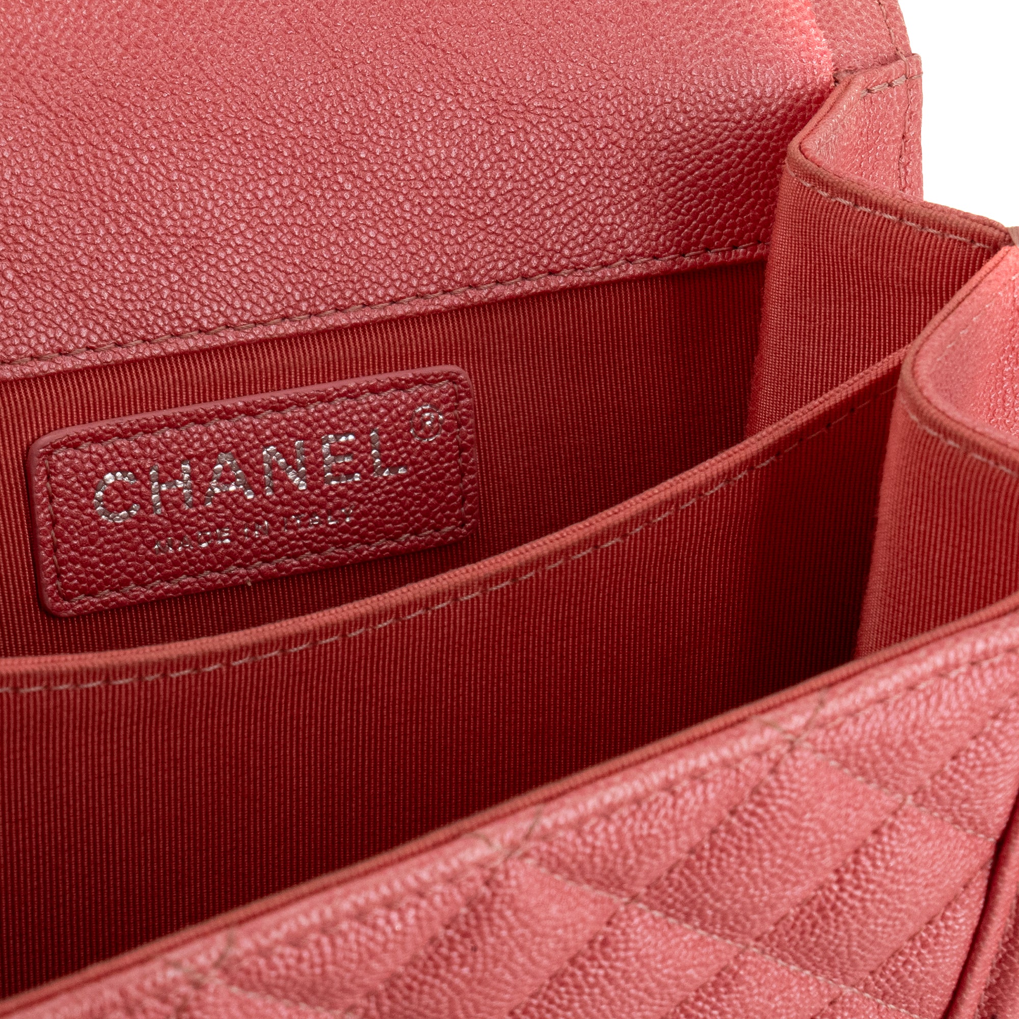 CHANEL - Sac à bandoulière North South Boy Chanel en cuir caviar rose irisé