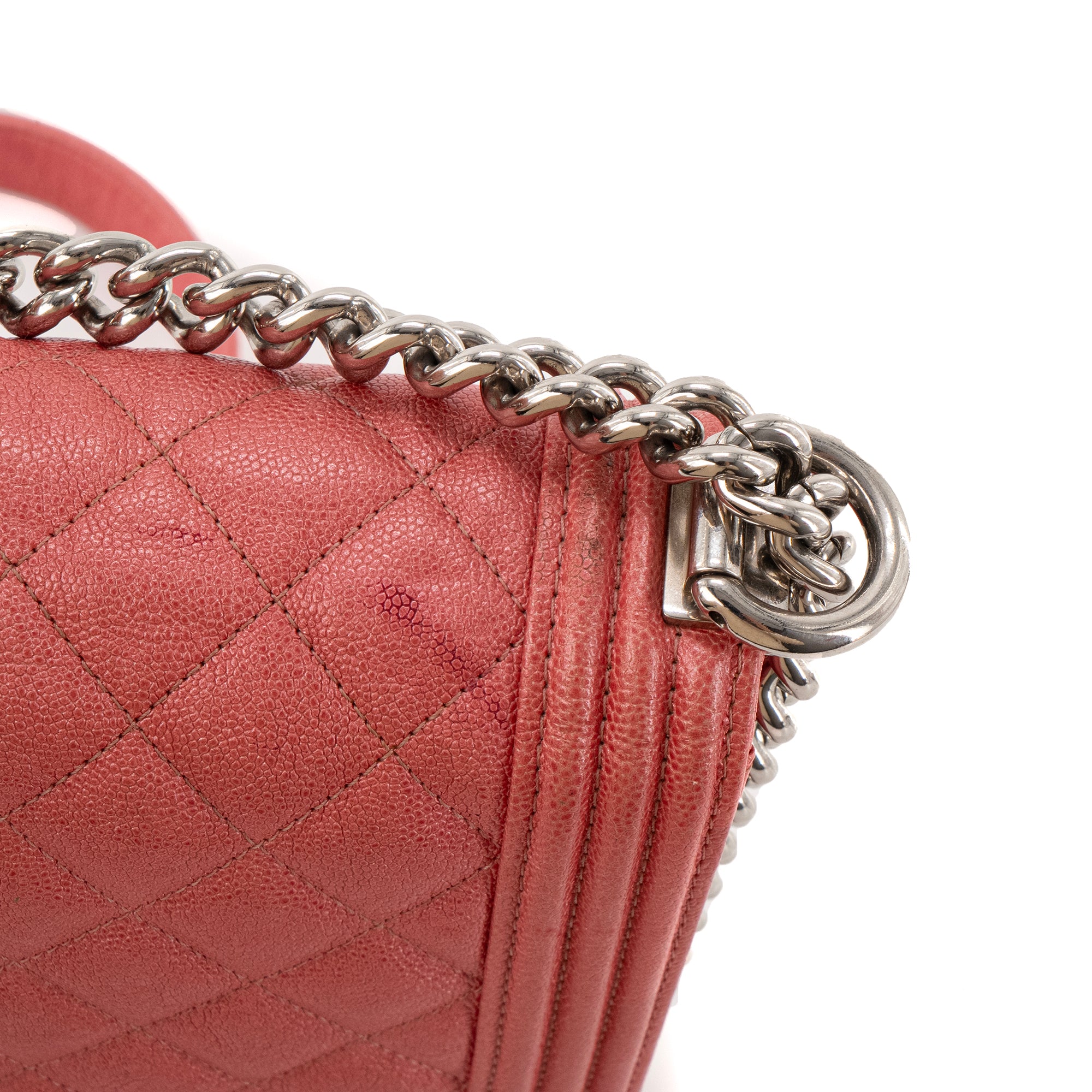 CHANEL - Sac à bandoulière North South Boy Chanel en cuir caviar rose irisé