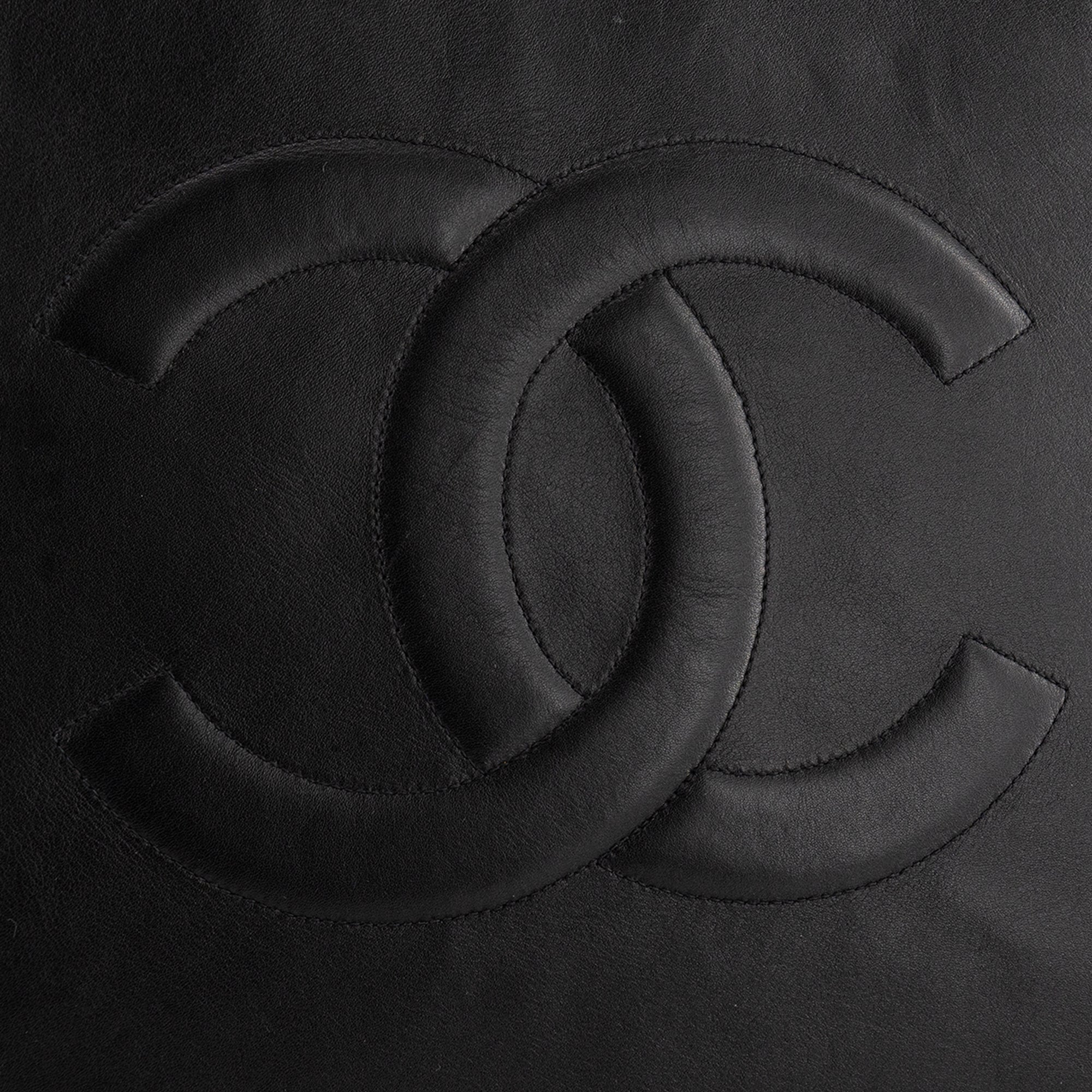 CHANEL - Sac cabas CC Chain Chanel en cuir lisse noir vintage