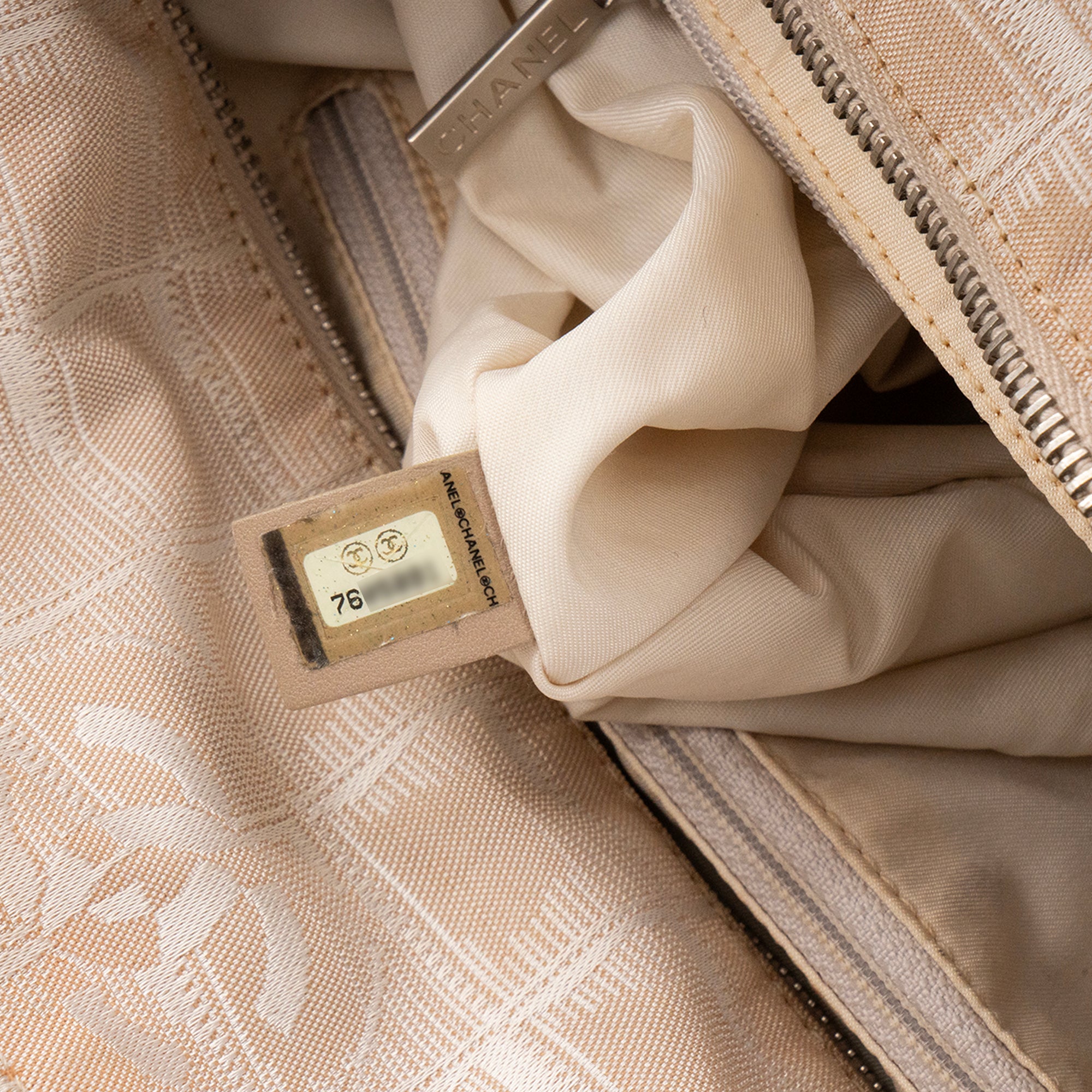 CHANEL - Sac cabas Chanel en toile et cuir CC beige