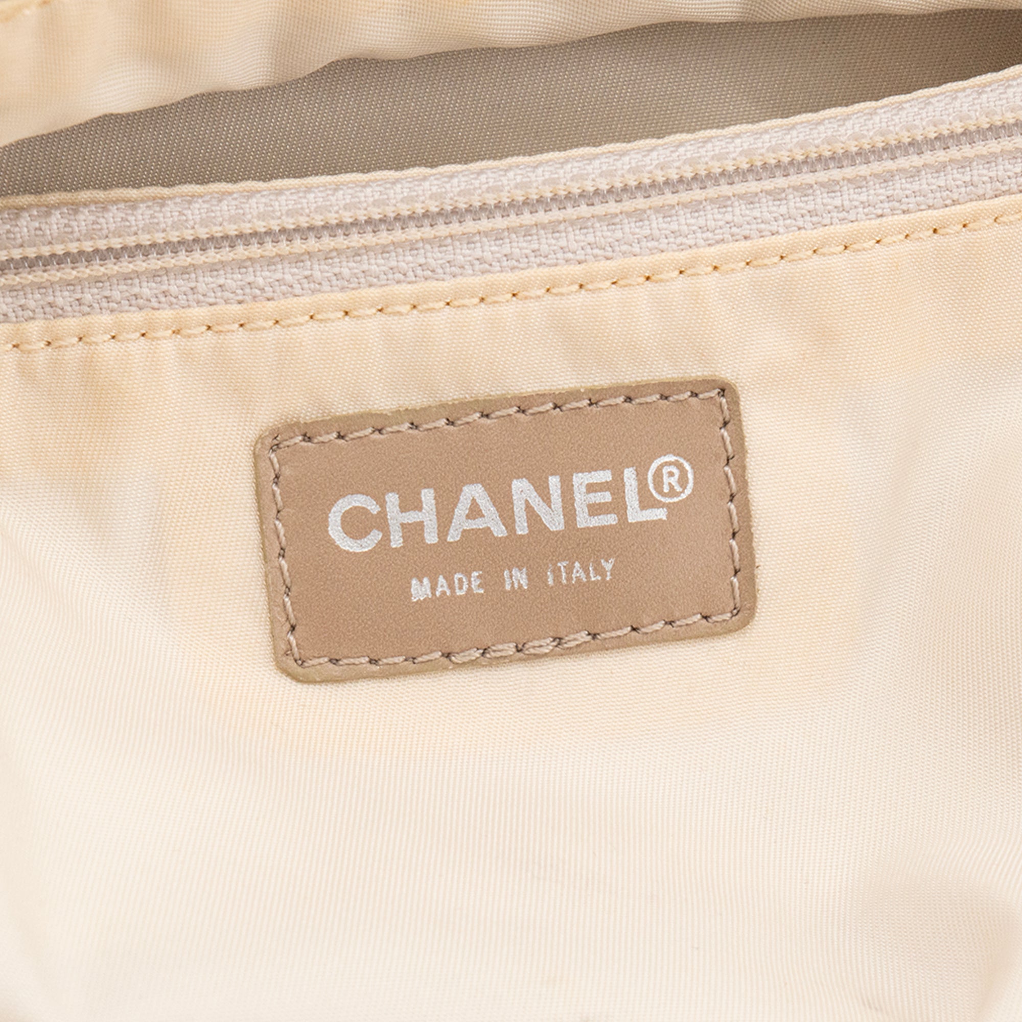 CHANEL - Sac cabas Chanel en toile et cuir CC beige