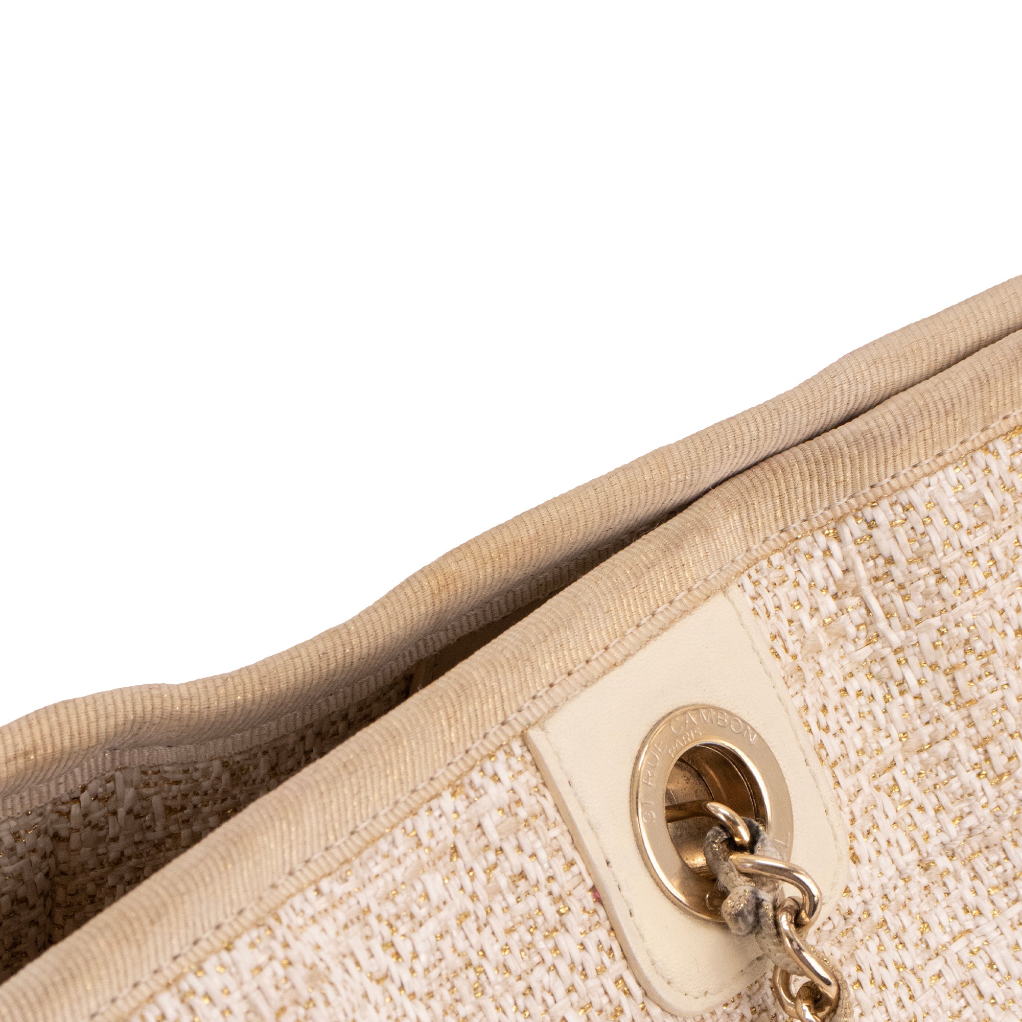 CHANEL - Sac cabas Deauville Chanel en tweed doré et blanc