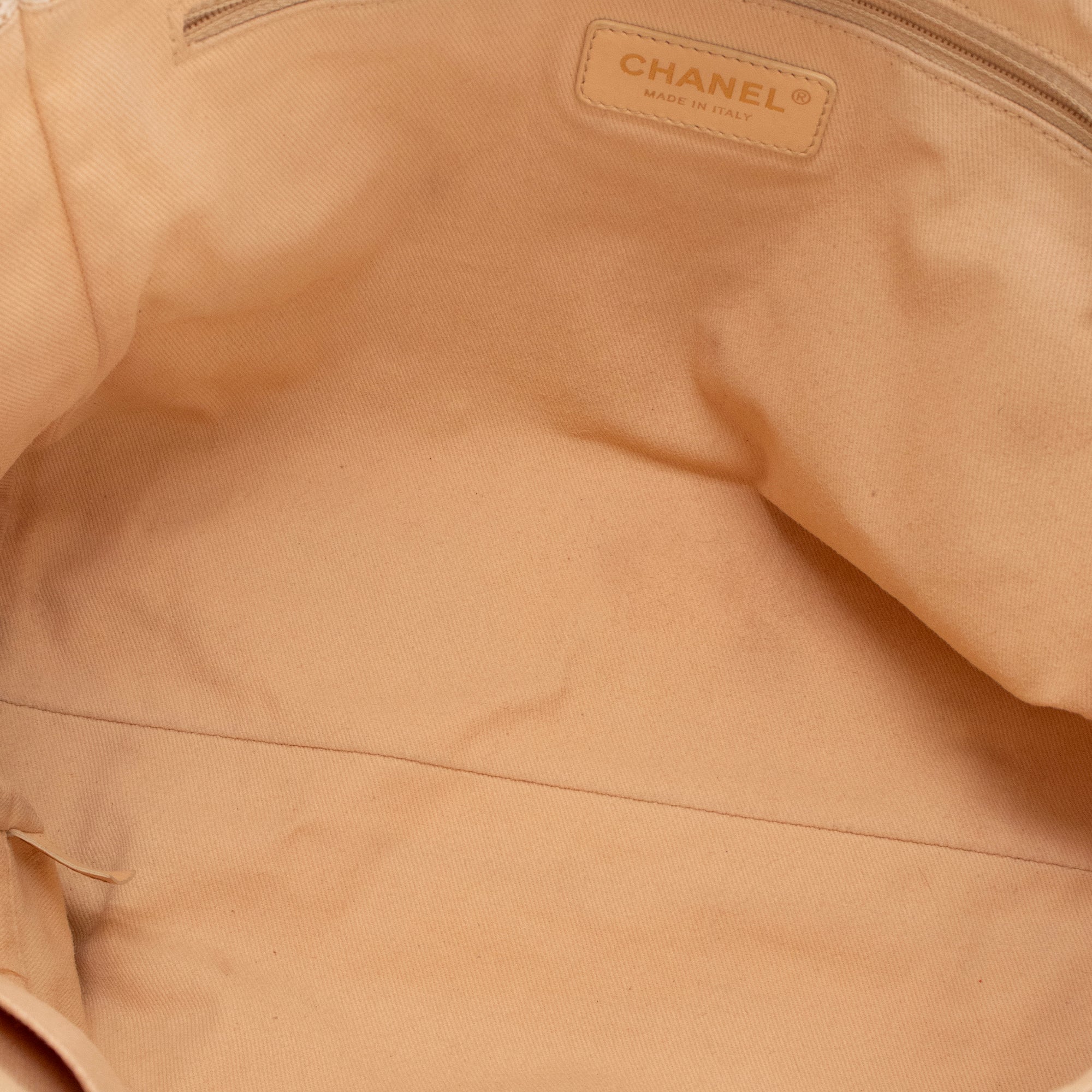 CHANEL - Sac cabas Deauville Chanel en tweed doré et blanc