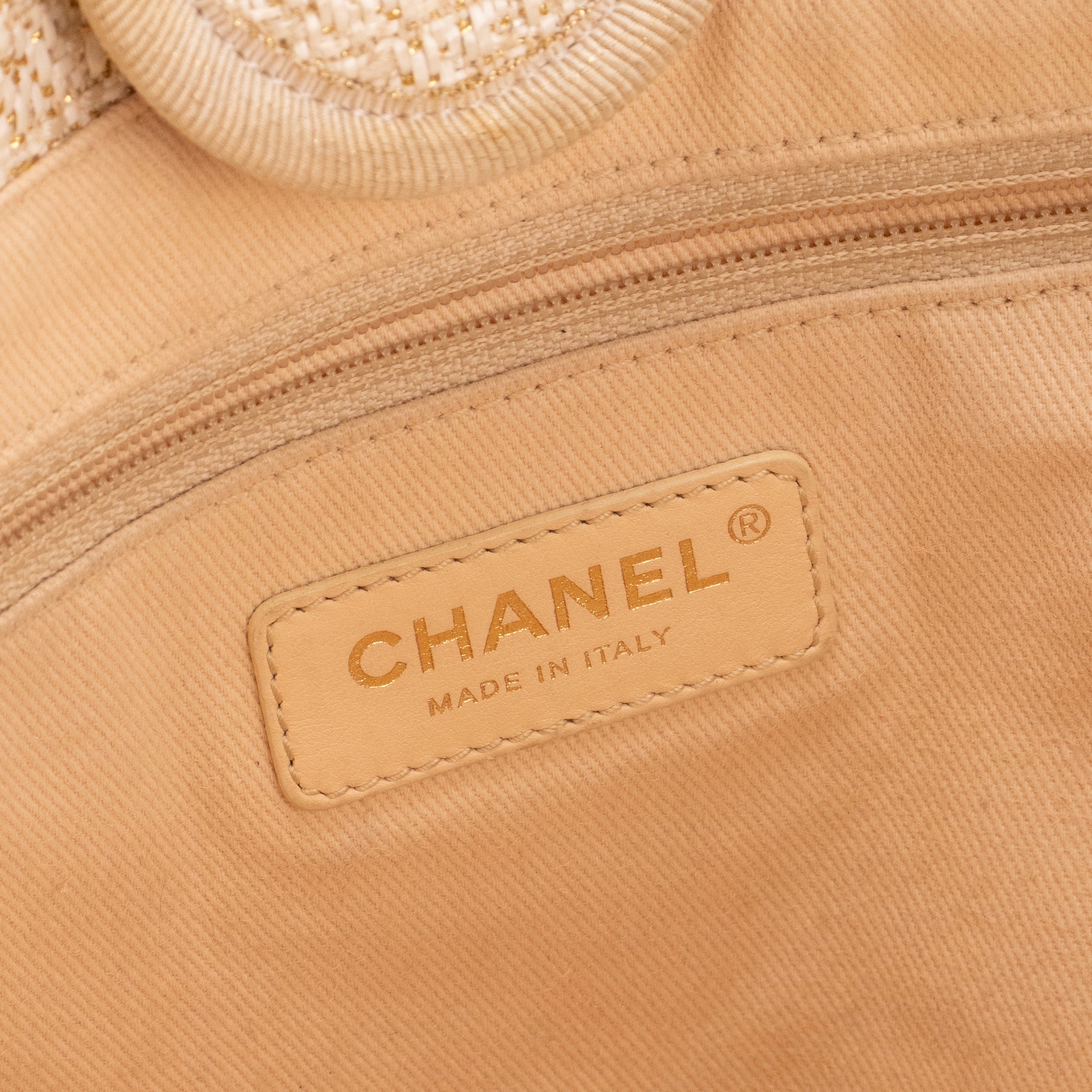 CHANEL - Sac cabas Deauville Chanel en tweed doré et blanc