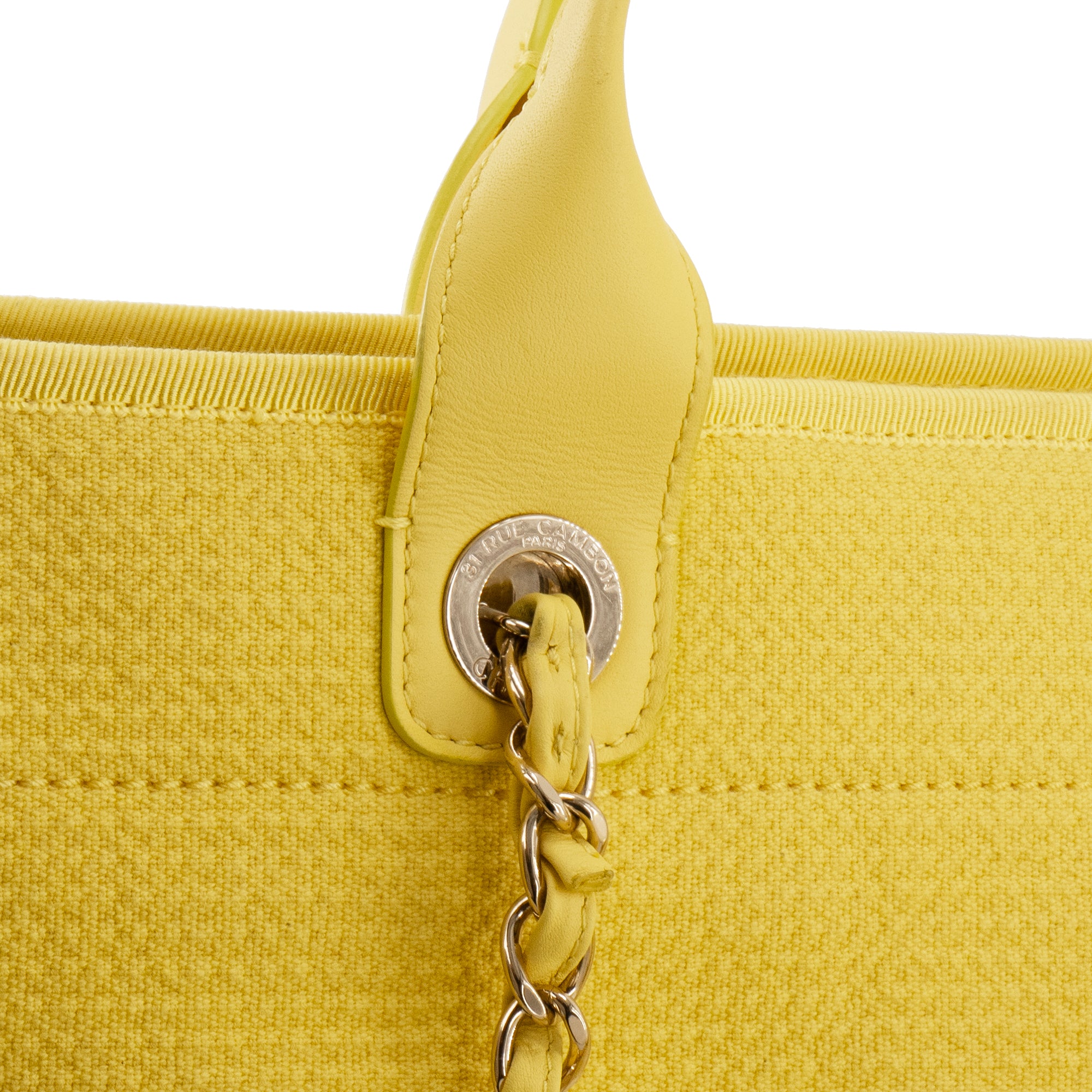CHANEL - Sac cabas Deauville Chanel en toile jaune avec pochette