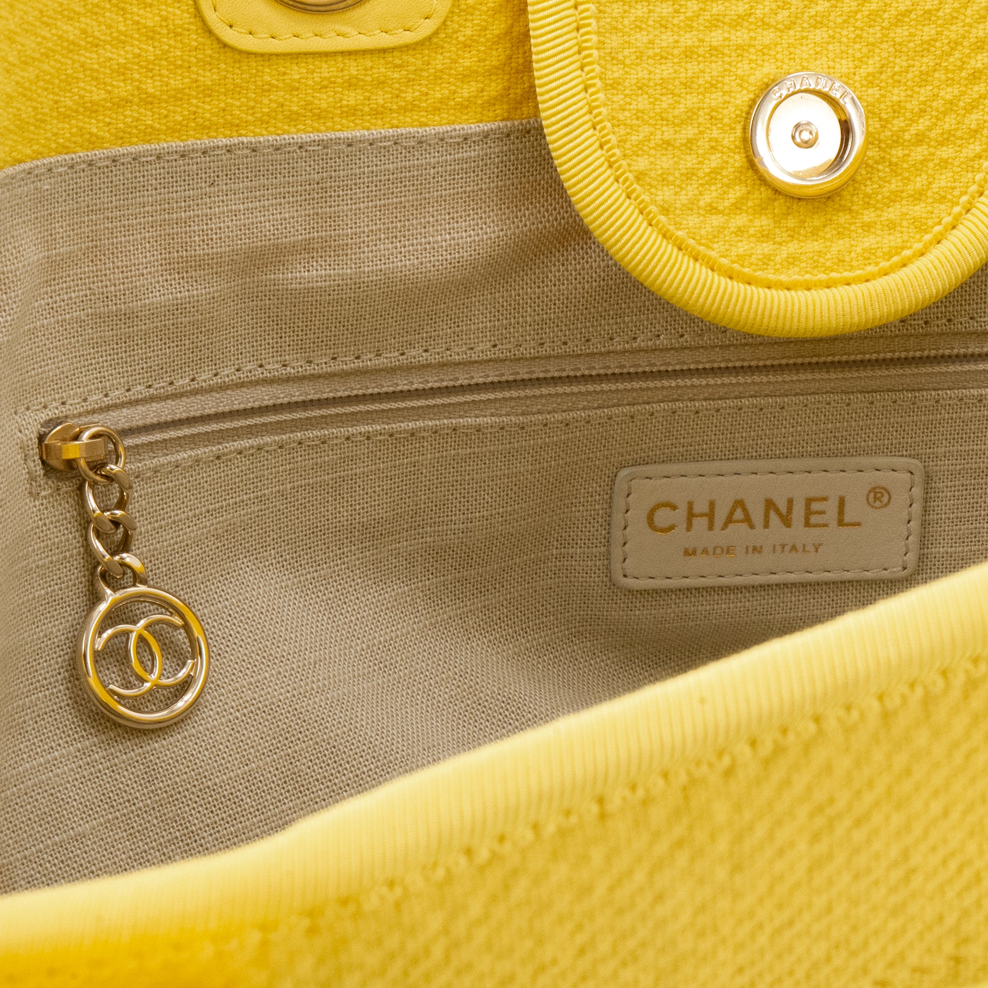 CHANEL - Sac cabas Deauville Chanel en toile jaune avec pochette
