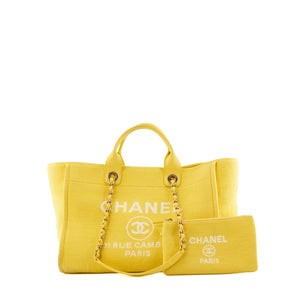 CHANEL - Sac cabas Deauville Chanel en toile jaune avec pochette