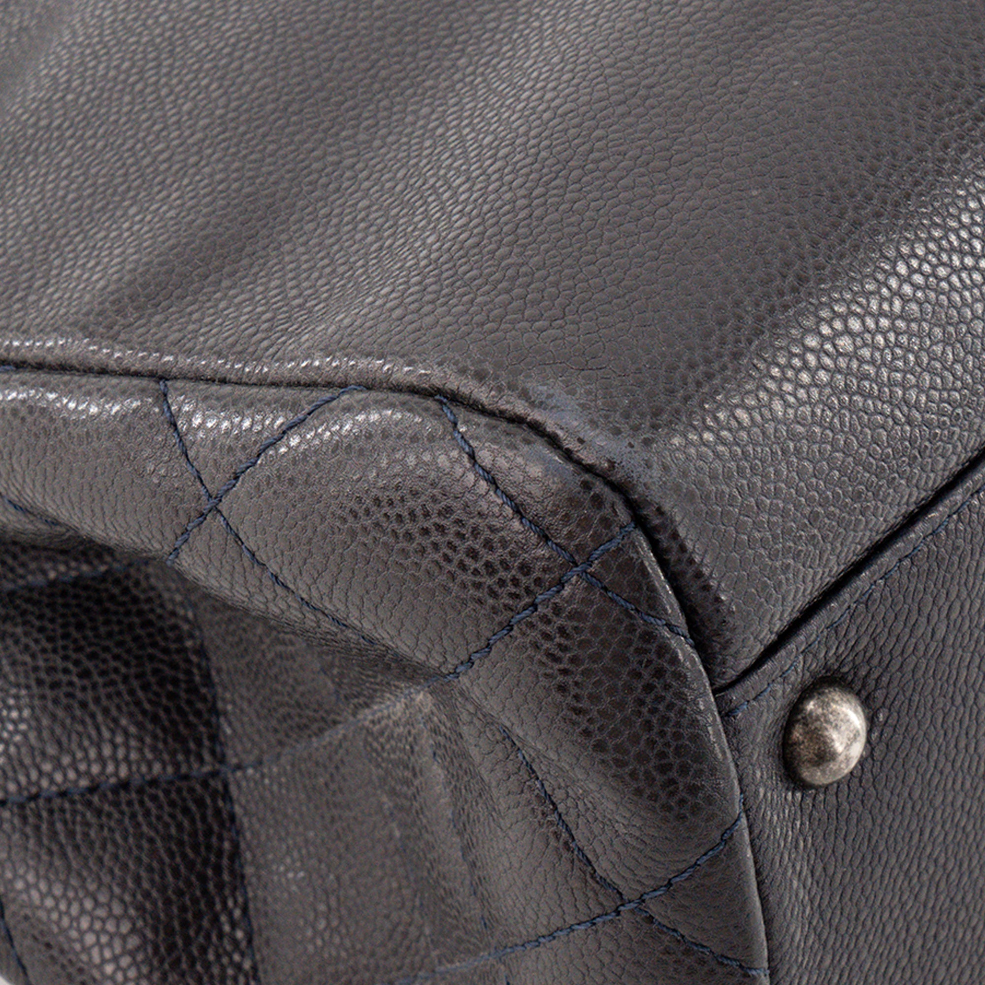 CHANEL - Sac Cabas Shopping Chanel en cuir caviar bleu marine