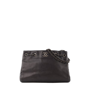 CHANEL - Sac Cabas Shopping Chanel en cuir caviar bleu marine