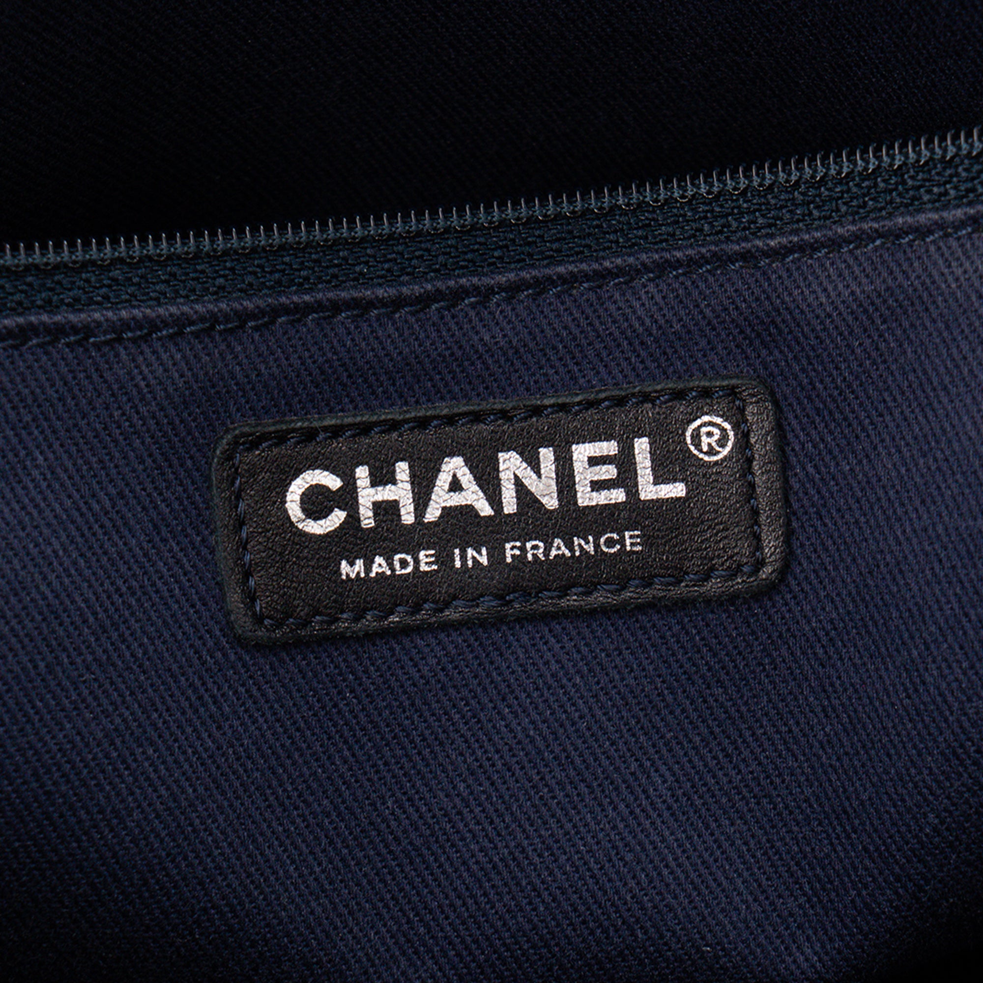 CHANEL - Sac Cabas Shopping Chanel en cuir caviar bleu marine
