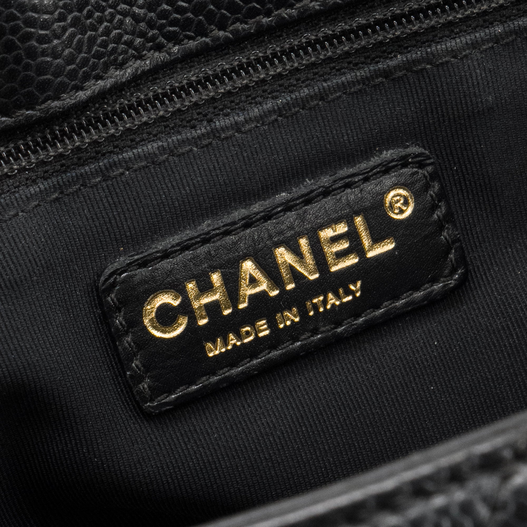 CHANEL - Sac cabas Shopping GST Chanel en cuir caviar noir