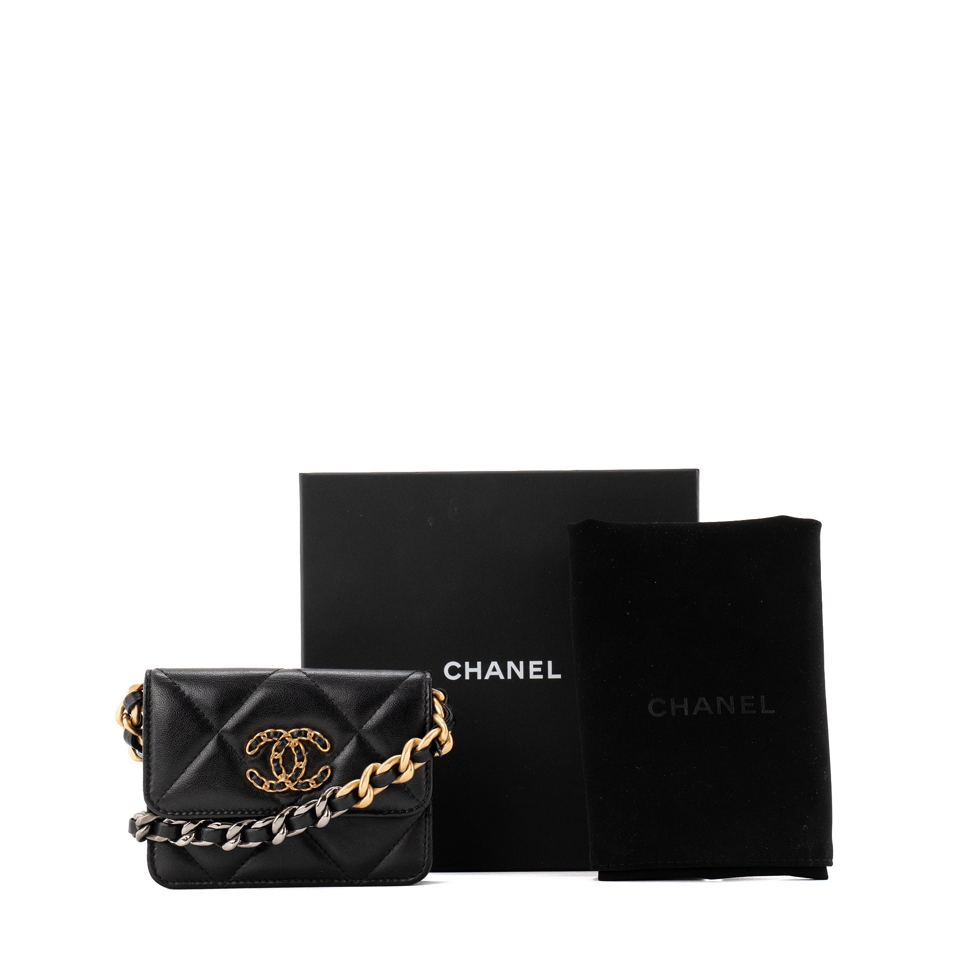 CHANEL - Sac ceinture 19 Chanel en cuir lisse noir