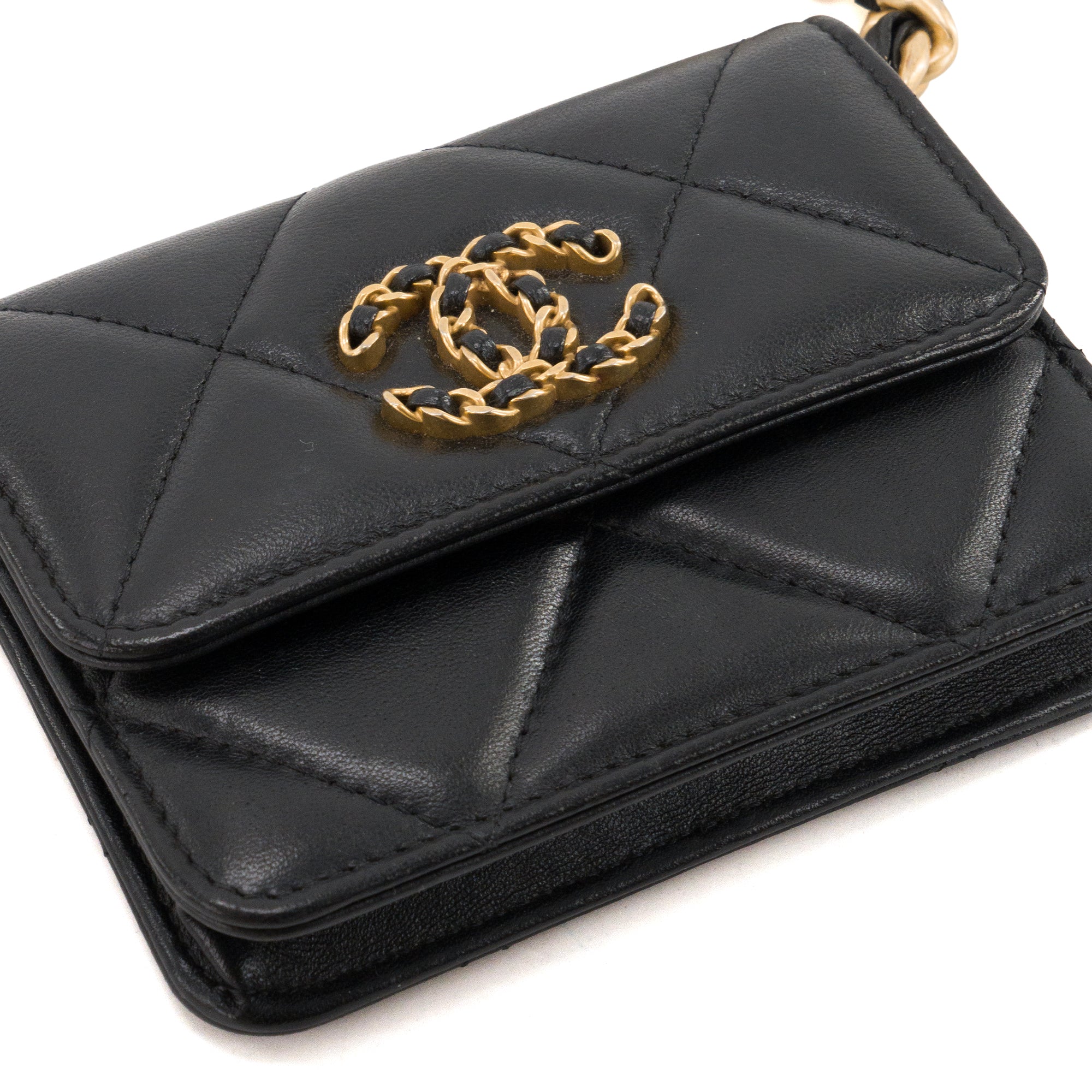 CHANEL - Sac ceinture 19 Chanel en cuir lisse noir