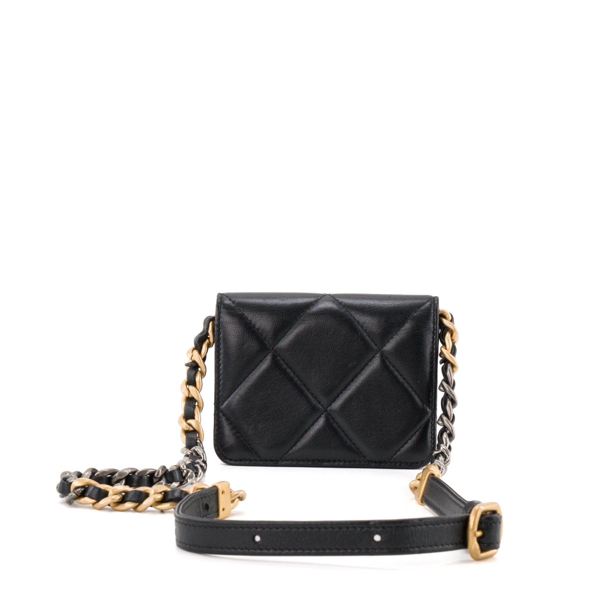 CHANEL - Sac ceinture 19 Chanel en cuir lisse noir